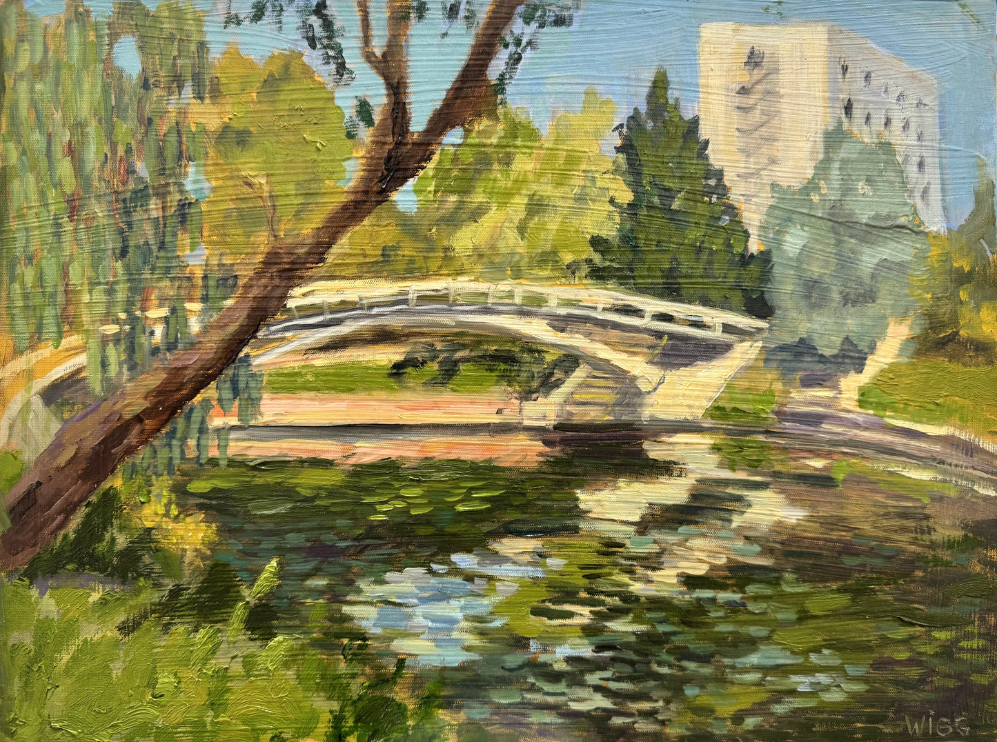 Original Öl-Malerei, Gemälde von Anastasia Wiggert, Titel „Freundschaftsinsel“ – Park-Landschaft mit Havel Fluss und Brücke, Baum im Vordergrund, Bäume und Hochhaus im Hintergrund, Seerosen und Lichtreflektion auf dem Wasser, in Potsdam, Öl auf Platte, erhältlich bei What The Artist Made