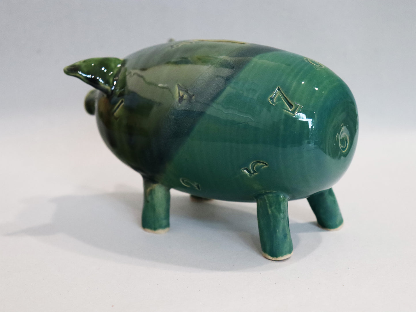 Original Keramik - Sparschwein von Anette Weber, seitliche Ansicht links, Farbe grün und türkisgrün, erhältlich bei Galerie Waldbach - What The Artist Made
