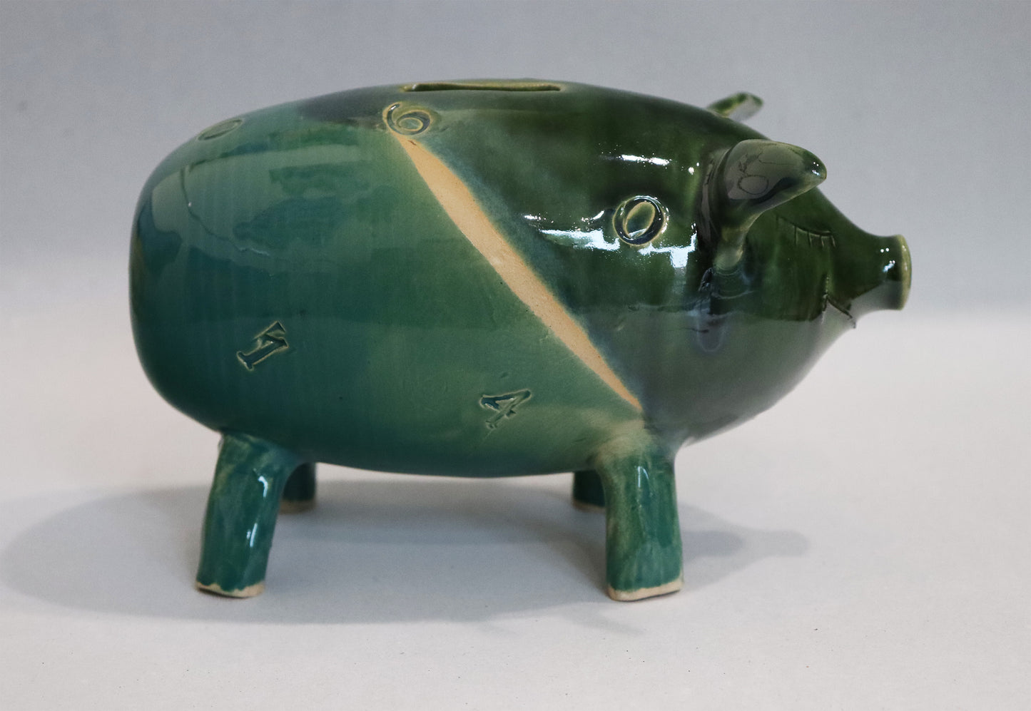 Original Keramik - Sparschwein von Anette Weber, seitliche Ansicht rechts, Farbe grün und türkisgrün, erhältlich bei Galerie Waldbach - What The Artist Made