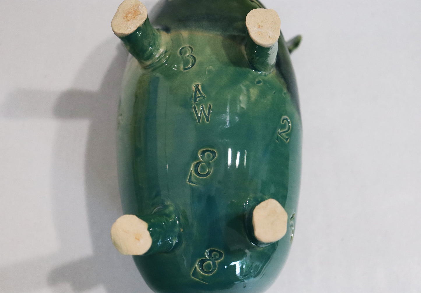 Original Keramik - Sparschwein von Anette Weber, Unterseite mit Signaturstempel "AW", Farbe grün und türkisgrün, erhältlich bei Galerie Waldbach - What The Artist Made