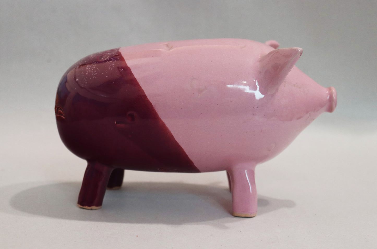Original Keramik - Sparschwein von Anette Weber, seitliche Ansicht rechts, Farbe rosa und weinrot, erhältlich bei Galerie Waldbach - What The Artist Made