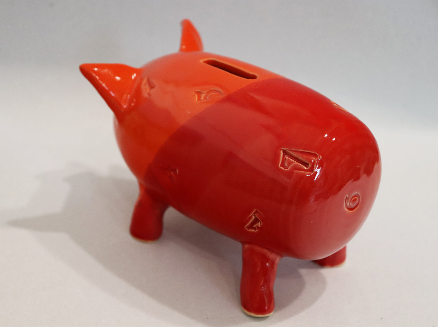 Original Keramik - Sparschwein von Anette Weber, seitliche Ansicht links, Farbe rot und orange, erhältlich bei Galerie Waldbach - What The Artist Made