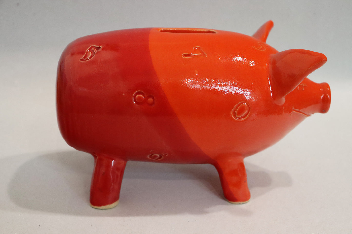 Original Keramik - Sparschwein von Anette Weber, seitliche Ansicht rechts, Farbe rot und orange, erhältlich bei Galerie Waldbach - What The Artist Made