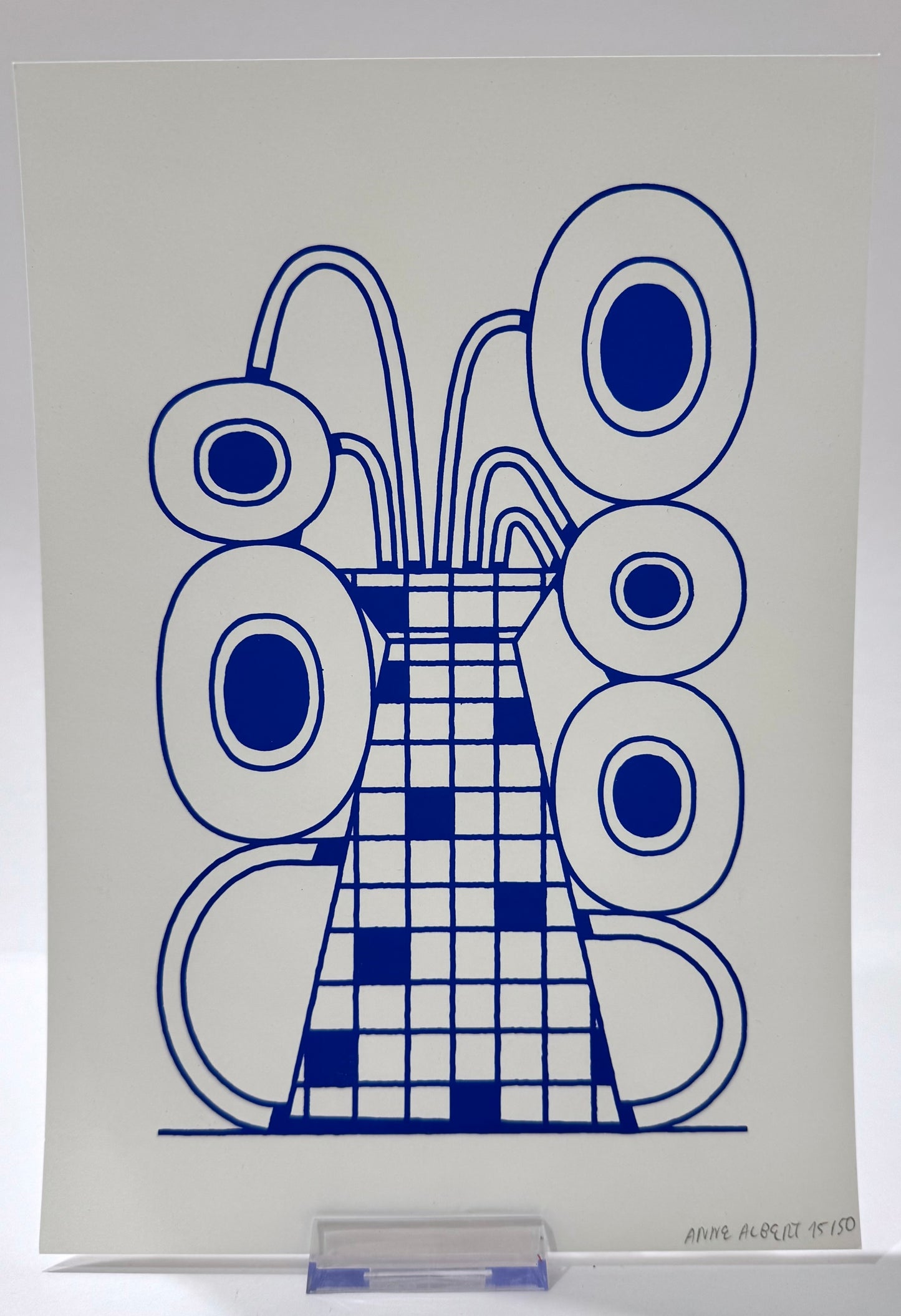 Screen Print von Anne Albert, Titel „WabiSabi_01“. Reduzierte, illustrative Darstellung von Blumen/Pflanzen in einer Vase, die Blütenköpfe hängend, Bildelemente gedruckt in blau, Screen Print auf Papier , erhältlich bei What The Artist made