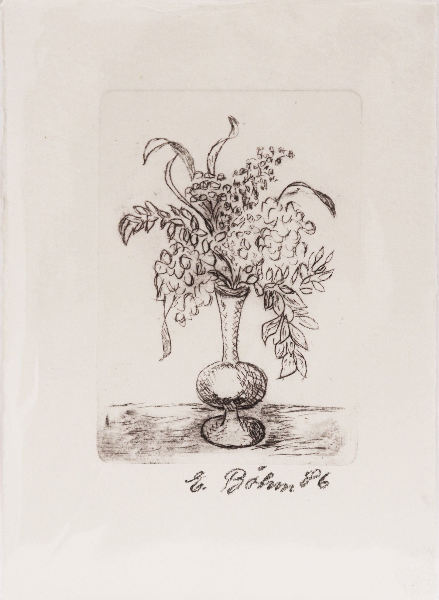 Radierung, signiert von E./C. Böhm 86, – Radierung auf Büttenpapier mit Büttenrand, Stillleben mit Vase, Unten rund mit schmalem Hals, daraus ein großes Bouquet ragend mit Blättern und Blüten. Die Vase steht auf einem angedeuteten Grund. Unterhalb der Radierung Signatur und vermutlich Jahreszahl (86). Erhältlich bei Galerie Waldbach - What The Artist Made