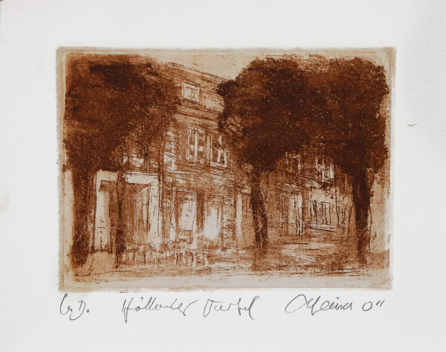Radierung, signiert von Christian Heinze, Titel „Holländer Viertel“ – Farbige Radierung, Büttenpapier mit Büttenrand, Blick auf ein Haus im Viertel mit historischer Architektur, Bäume im Vordergrund. Unten am Bildrand der Bildtitel und Signatur. In Sepiatönen - erhältlich bei Galerie Waldbach - What The Artist Made