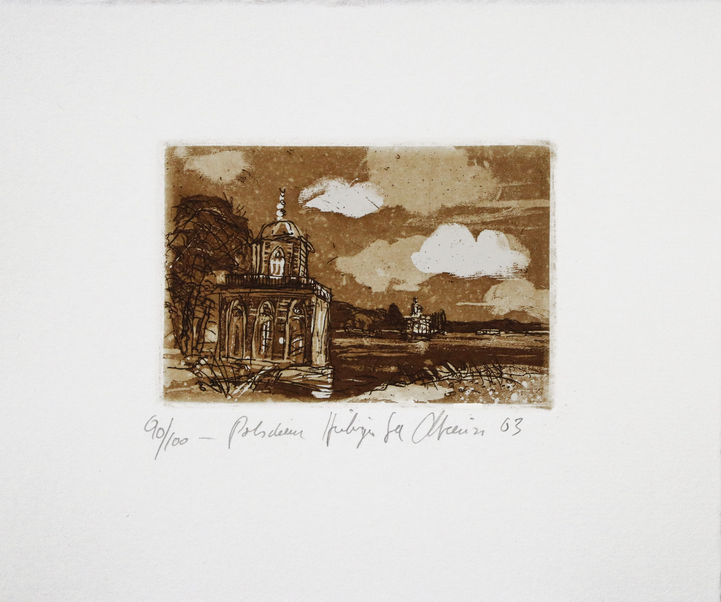 Radierung, signiert von Christian Heinze, Titel „Potsdam Heiliger See“ – Farbige Radierung, Büttenpapier mit Büttenrand, Blick auf die Gotische Bibliothek und See, Parklandschaft und Marmorpalais im Hintergrund. Unten am Bildrand der Bildtitel und Signatur. In Sepiatönen - erhältlich bei Galerie Waldbach - What The Artist Made
