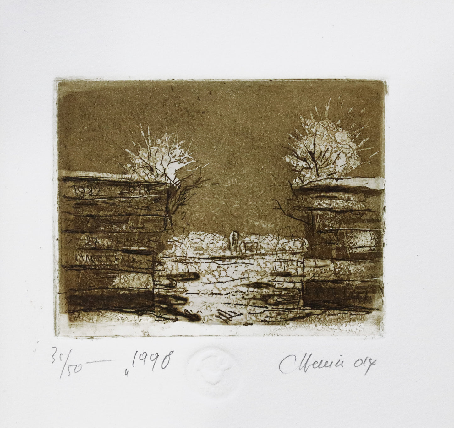 Radierung, signiert von Christian Heinze, Titel „1998“ – Farbige Radierung, Büttenpapier mit Büttenrand, Blick auf ein Mauersegment mit Jahreszahlen (1989-2014) und Sicht auf Parklandschaft mit zwei Bäumen. Unten am Bildrand der Bildtitel und Signatur. In Sepiatönen - erhältlich bei Galerie Waldbach - What The Artist made