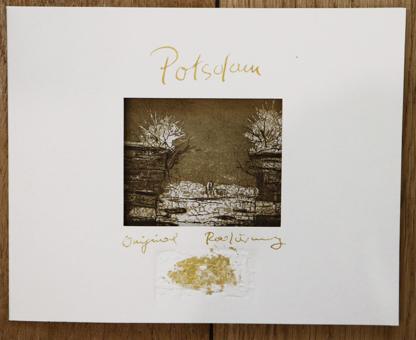 Radierung, signiert von Christian Heinze, Titel „1998“ – Farbige Radierung, Ansicht des Passepartouts für die Radierung, mit Sichtausschnitt, Prägeemblem und kalligrafischem Titel - erhältlich bei Galerie Waldbach - What The Artist Made