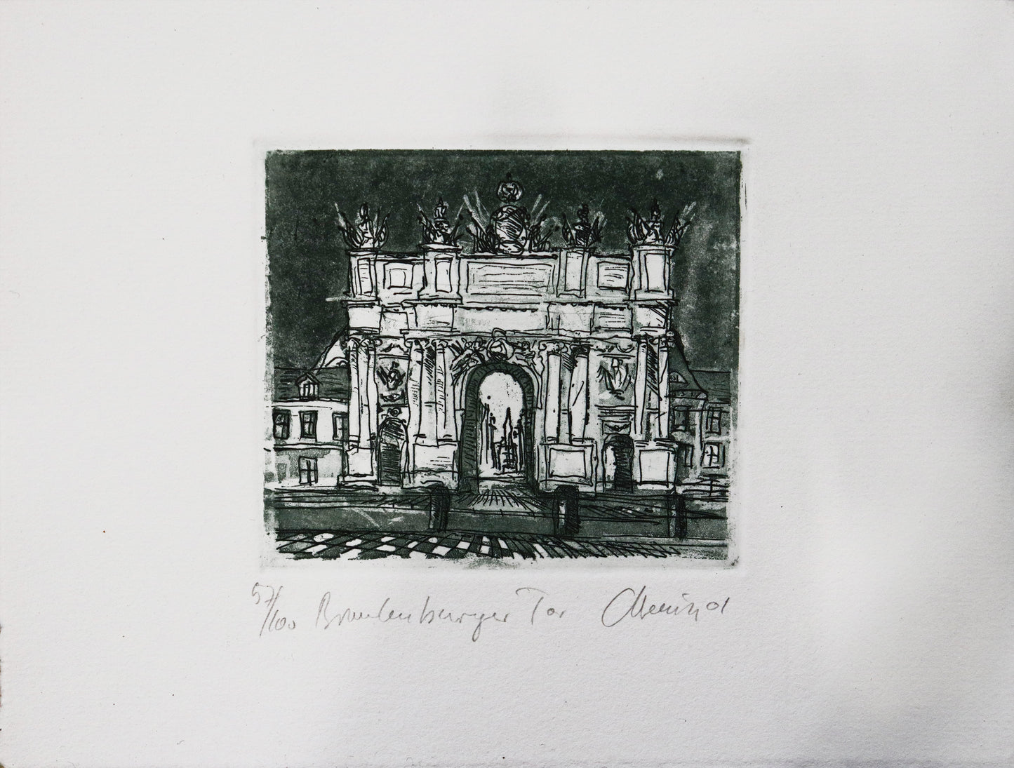 Radierung, signiert von Christian Heinze, Titel „Brandenburger Tor“ – Büttenpapier mit Büttenrand, Blick zum Brandenburger Tor im Potsdam, vom Luisenplatz aus, Potsdamer historische Architektur. Unten am Bildrand der Bildtitel und Signatur. Farbton graublau - erhältlich bei Galerie Waldbach - What The Artist Made