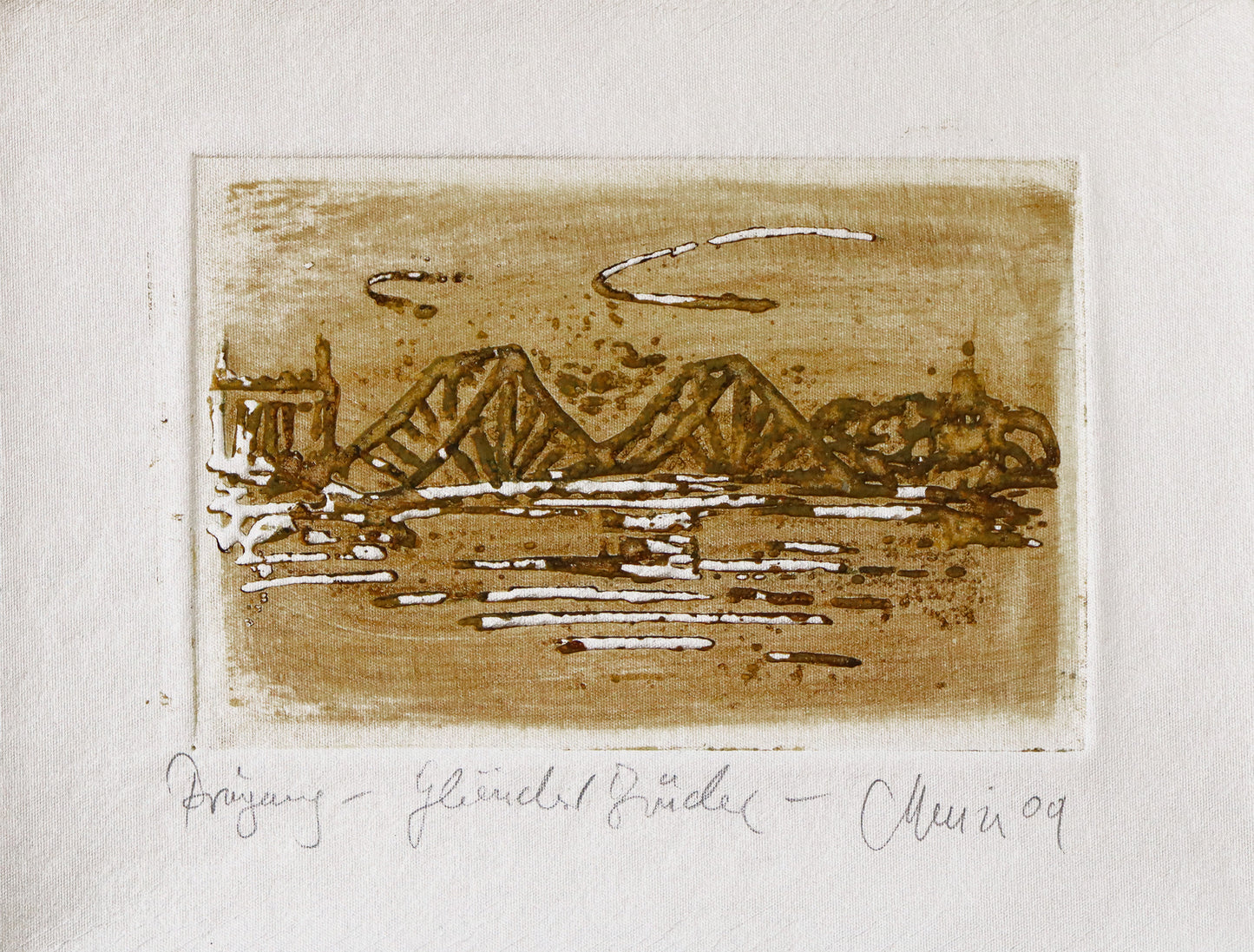 Radierung, signiert von Christian Heinze, Titel „Glienicker Brücke“ – Farbige Radierung, Büttenpapier mit Büttenrand, Blick zur Brücke, im Vordergrund Tiefer See/Havel, Potsdamer historische Architektur. Unten am Bildrand der Bildtitel und Signatur. In Ockertönen - erhältlich bei Galerie Waldbach - What The Artist Made