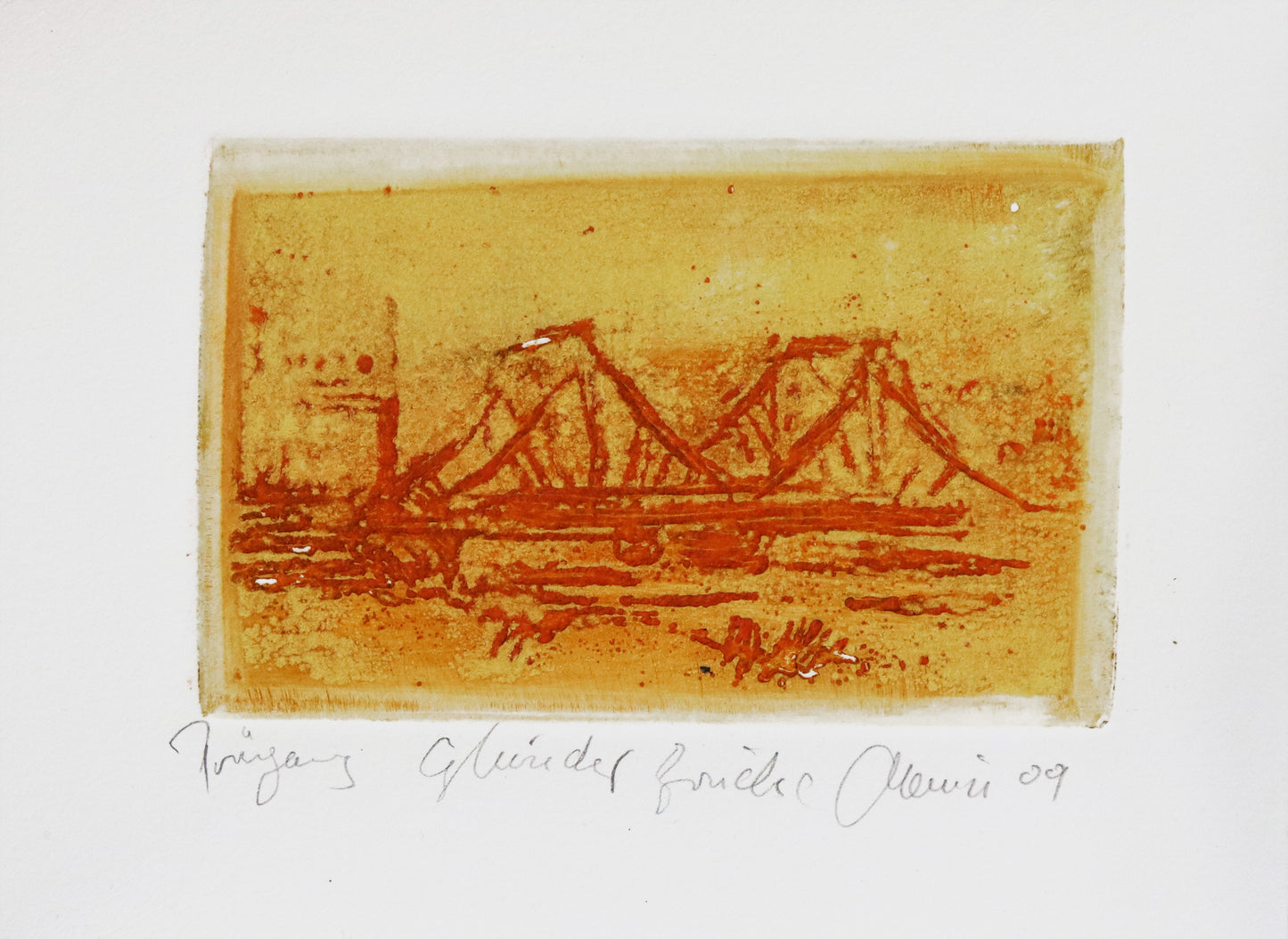 Radierung, signiert von Christian Heinze, Titel „Glienicker Brücke“ – Farbige Radierung, Büttenpapier mit Büttenrand, Blick zur Brücke von Potsdam aus, Potsdamer historische Architektur. Unten am Bildrand der Bildtitel und Signatur. In Gelb-Orangetönen - erhältlich bei Galerie Waldbach - What The Artist Made