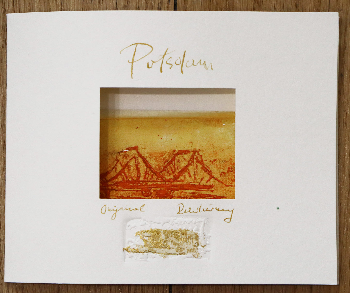 Radierung, signiert von Christian Heinze, Titel „Glienicker Brücke“ – Farbige Radierung, Ansicht des Passepartouts für die Radierung, mit Sichtausschnitt, Prägeemblem und kalligrafischem Titel - erhältlich bei Galerie Waldbach - What The Artist Made