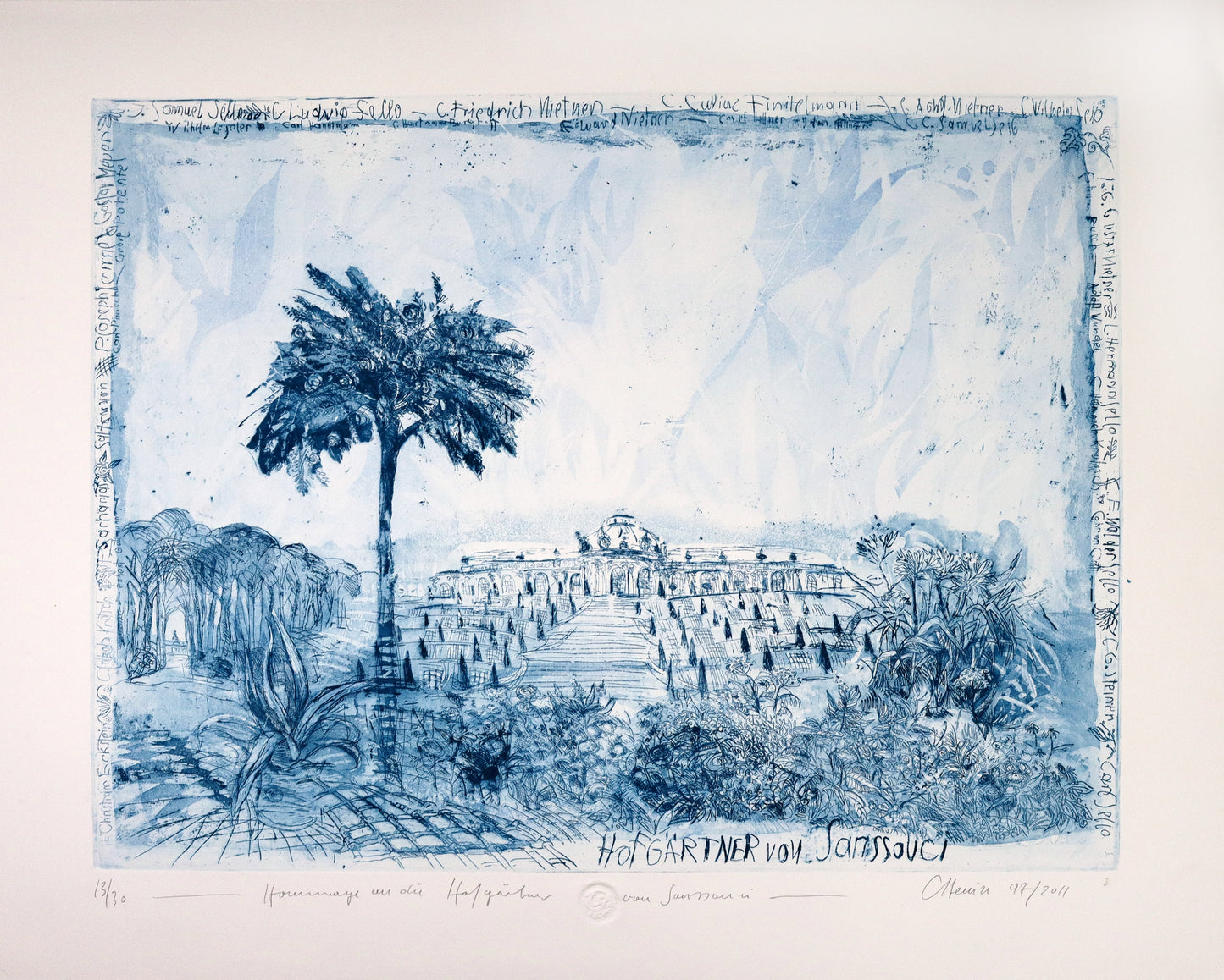 Radierung, signiert von Christian Heinze, Titel „Hommage an die Hofgärtner von Sanssouci“ – Farbige Radierung, Büttenpapier, Blick zum Schloss Sanssouci hinter Bäumen und Sträuchern, unten am Bildrand der Bildtitel, weitere Schriftelemente um den Bildrand. in Blautönen, erhältlich bei What The Artist Made.