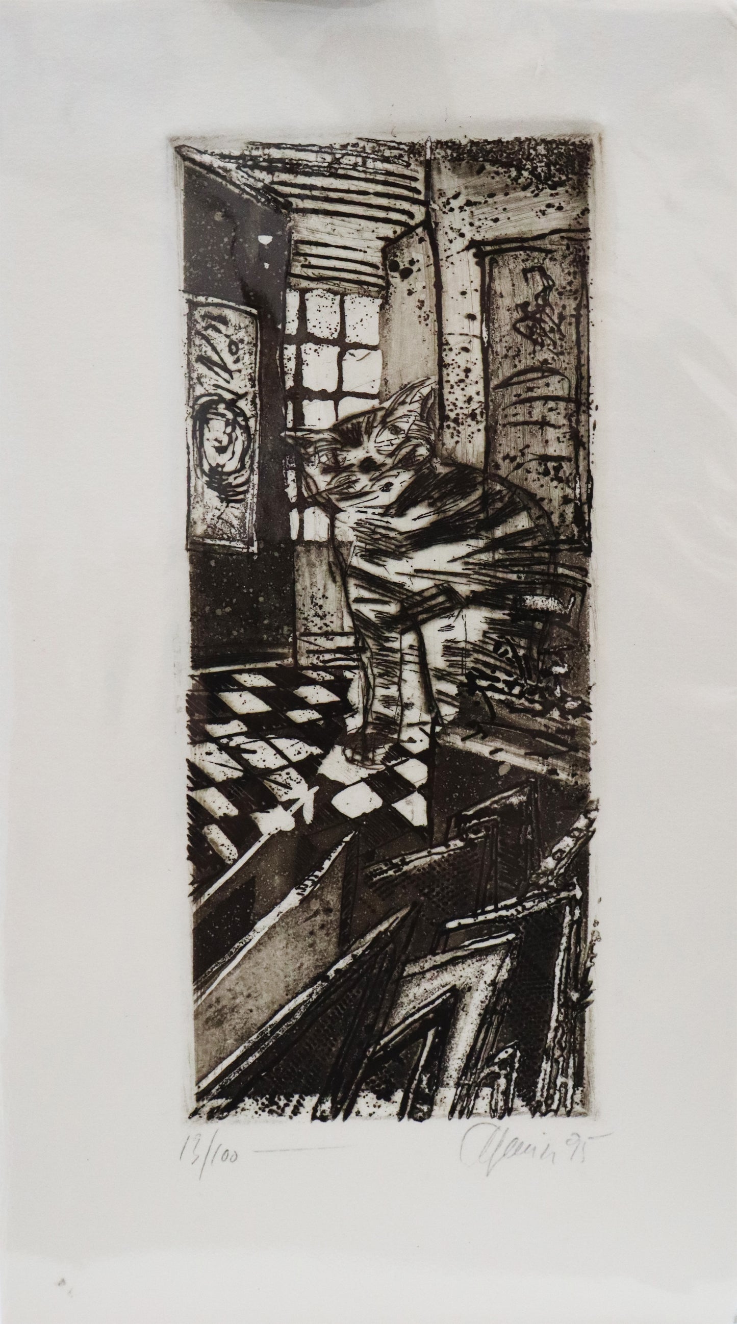 Radierung von Christian Heinze, Titel "Katze" auf Büttenpapier mit Büttenrand. Darstellung einer Katze in einem Raum sitzend, mit gefliestem Boden und einem Fenster im Hintergrund. Unterhalb der Radierung Signatur und Auflagennummer. Erhältlich bei Galerie Waldbach - What The Artist Made