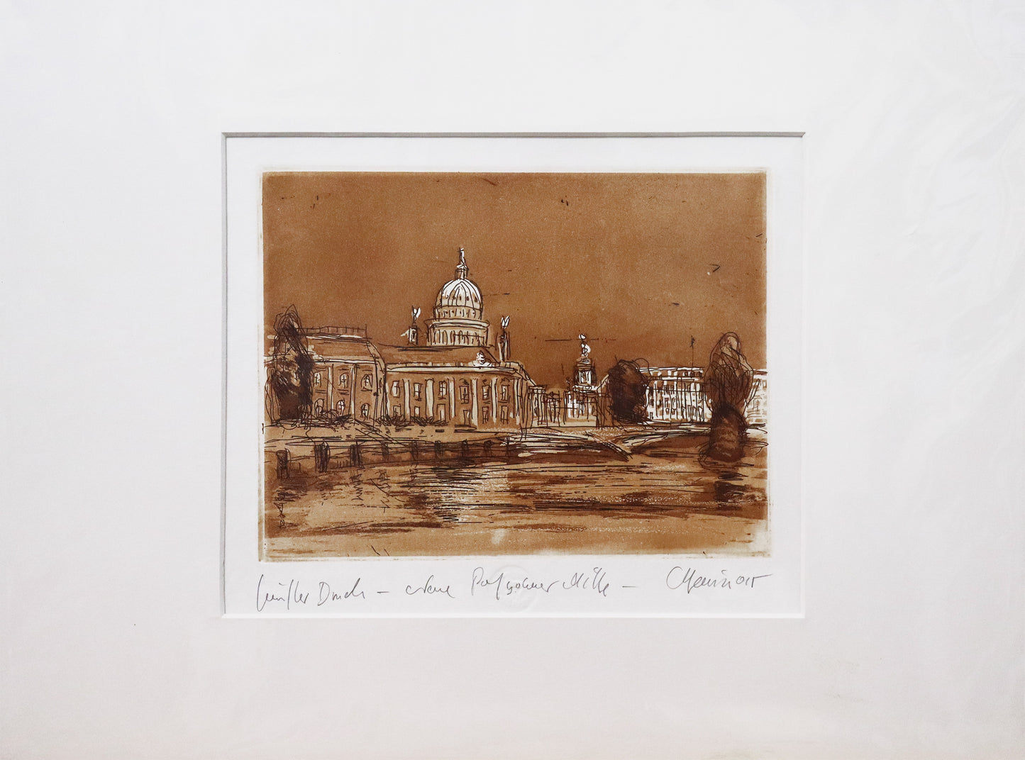 Radierung, signiert von Christian Heinze, Titel „Neue Potsdamer Mitte“ – Farbige Radierung, Büttenpapier mit Büttenrand, Blick zum Alten Markt in Potsdam mit Nikolaikirche, Potsdam Museum. Potsdamer historische Architektur. Unten am Bildrand der Bildtitel und Signatur. In Sepiatönen, mit Passepartout - erhältlich bei Galerie Waldbach - What The Artist Made