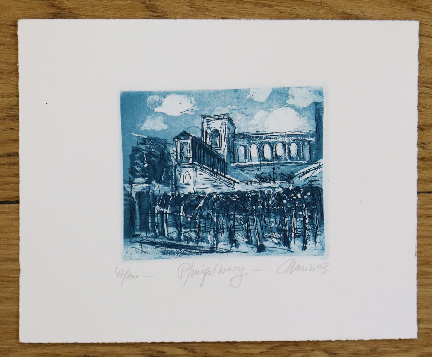 Radierung, signiert von Christian Heinze, Titel „Pfingstberg“ – Farbige Radierung in Blau, Büttenpapier mit Büttenrand, Blick zum Pfingstberg Ensemble in Potsdam, mit Parkanlage im Vordergrund, Ensemble dahinter. Potsdamer historische Architektur. Unten am Bildrand der Bildtitel und Signatur. In Blautönen, mit Passepartout - erhältlich bei Galerie Waldbach - What The Artist Made