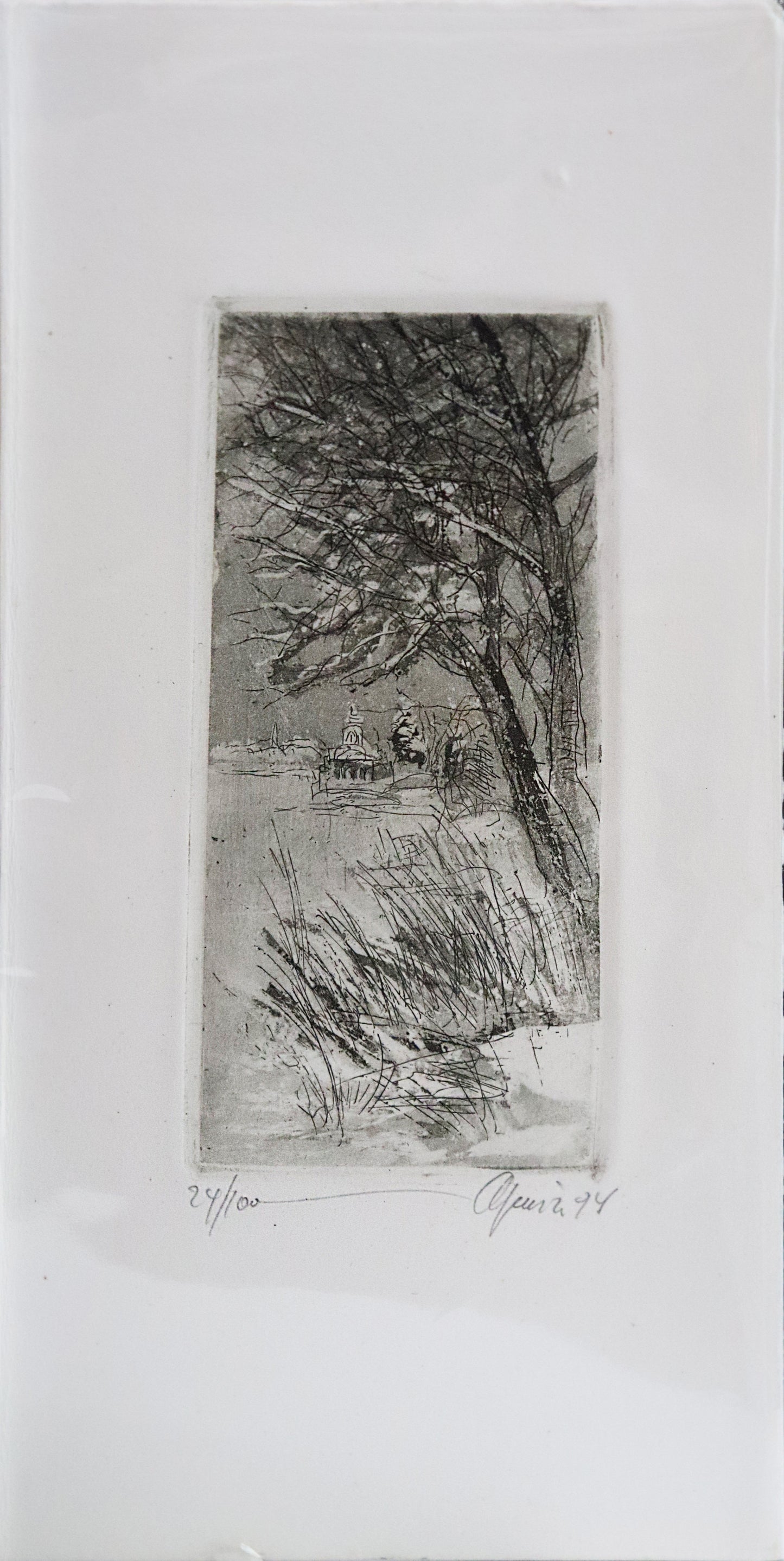 Radierung von Christian Heinze, Titel "Potsdamer Winter" auf Büttenpapier mit Büttenrand. Blick auf Potsdam in verschneiter Landschaft mit Bäumen und Gräsern im Vordergrund, in Graustufen. Unterhalb der Radierung Signatur und Auflagennummer. Erhältlich bei Galerie Waldbach - What The Artist Made