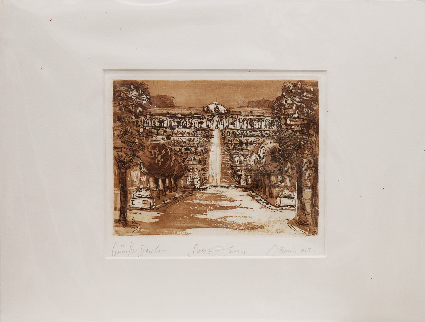 Radierung, signiert von Christian Heinze, Titel „Sanssouci“ – Farbige Radierung, Büttenpapier mit Büttenrand, Blick zum Schloss Sanssouci mit Terrassen, Potsdamer historische Architektur. Unten am Bildrand der Bildtitel und Signatur. In Sepiatönen, mit Passepartout - erhältlich bei Galerie Waldbach - What The Artist Made
