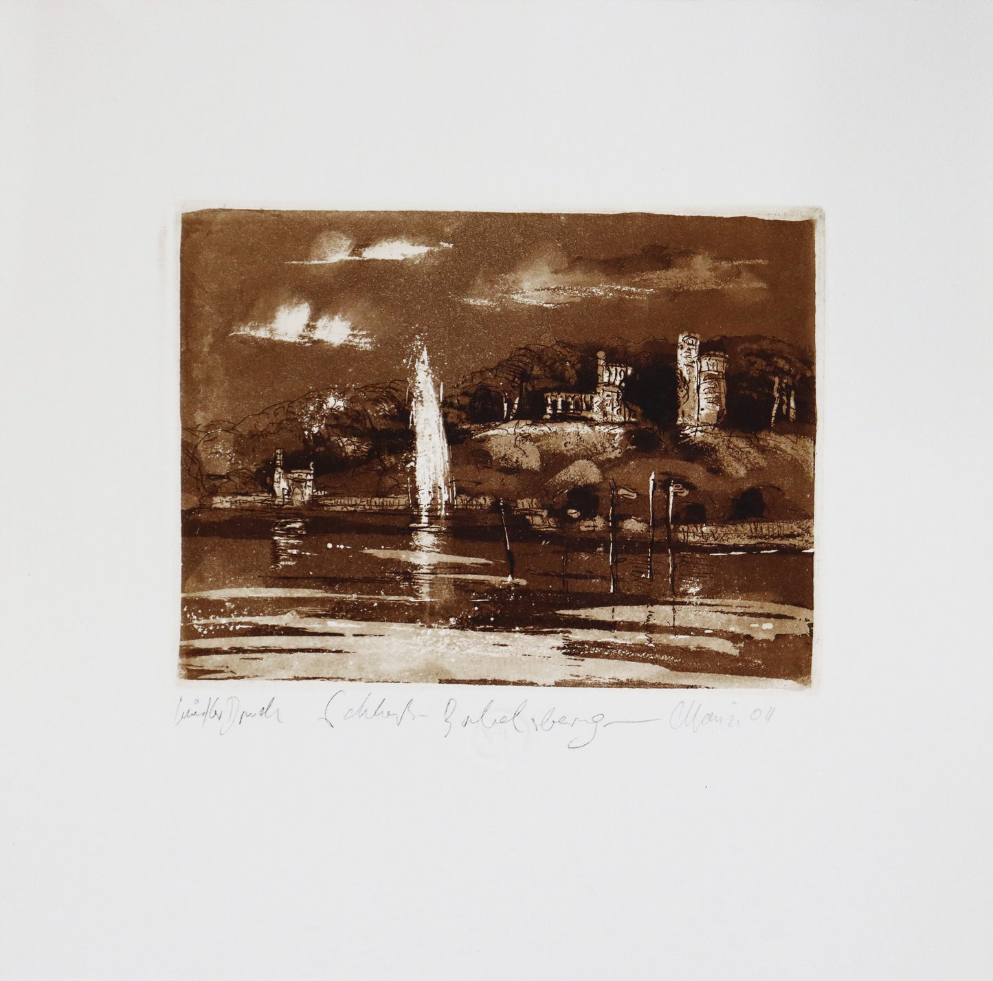 Radierung, signiert von Christian Heinze, Titel „Schloss Babelsberg“ – Farbige Radierung, Büttenpapier mit Büttenrand, Blick zum Schloss, Dampfmaschinenhaus und Fontäne von Klein Glienicke aus, im Vordergrund Wasser der Havel, Potsdamer historische Architektur. Unten am Bildrand der Bildtitel und Signatur. In Sepiatönen - erhältlich bei Galerie Waldbach - What The Artist Made