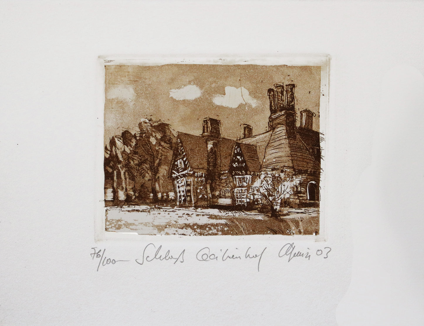 Radierung, signiert von Christian Heinze, Titel „Schloß Cecilienhof“ – Farbige Radierung, Büttenpapier mit Büttenrand, Blick auf einen Teil des Schlosses, Fachwerkarchitektur, umgeben von Parklandschaft. Unten am Bildrand der Bildtitel und Signatur. In Sepiatönen - erhältlich bei Galerie Waldbach - What The Artist Made