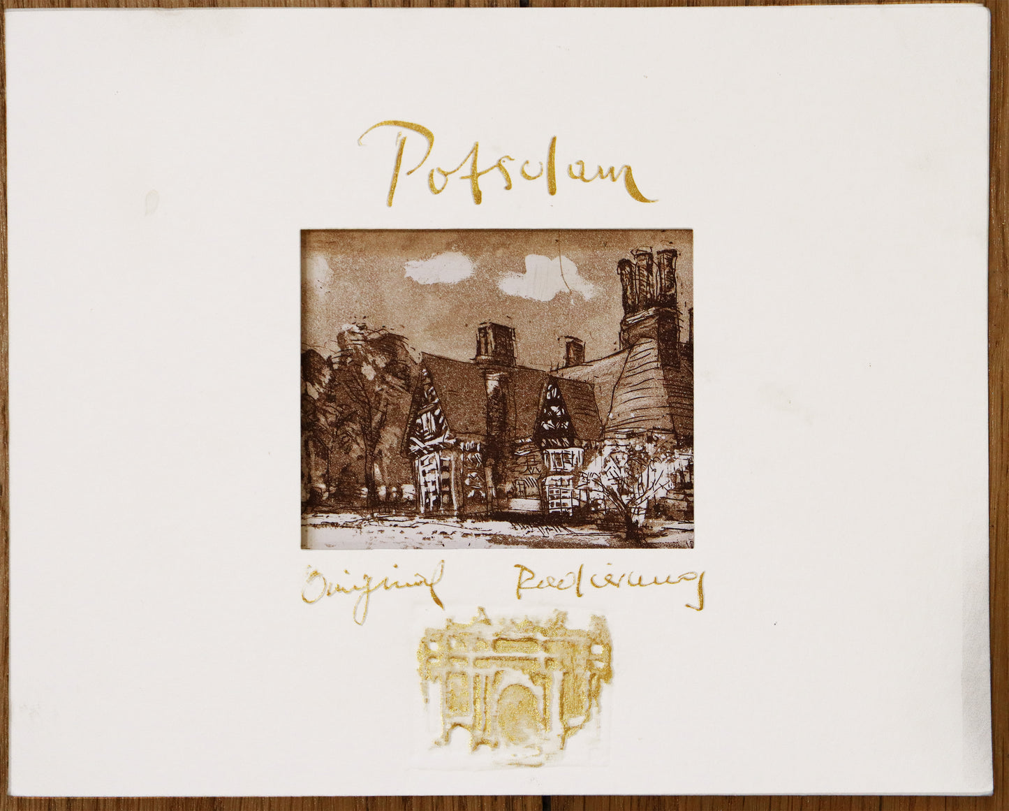 Radierung, signiert von Christian Heinze, Titel „Schloß Cecilienhof“ – Farbige Radierung, Ansicht des Passepartouts für die Radierung, mit Sichtausschnitt, Prägeemblem und kalligrafischem Titel - erhältlich bei Galerie Waldbach - What The Artist Made