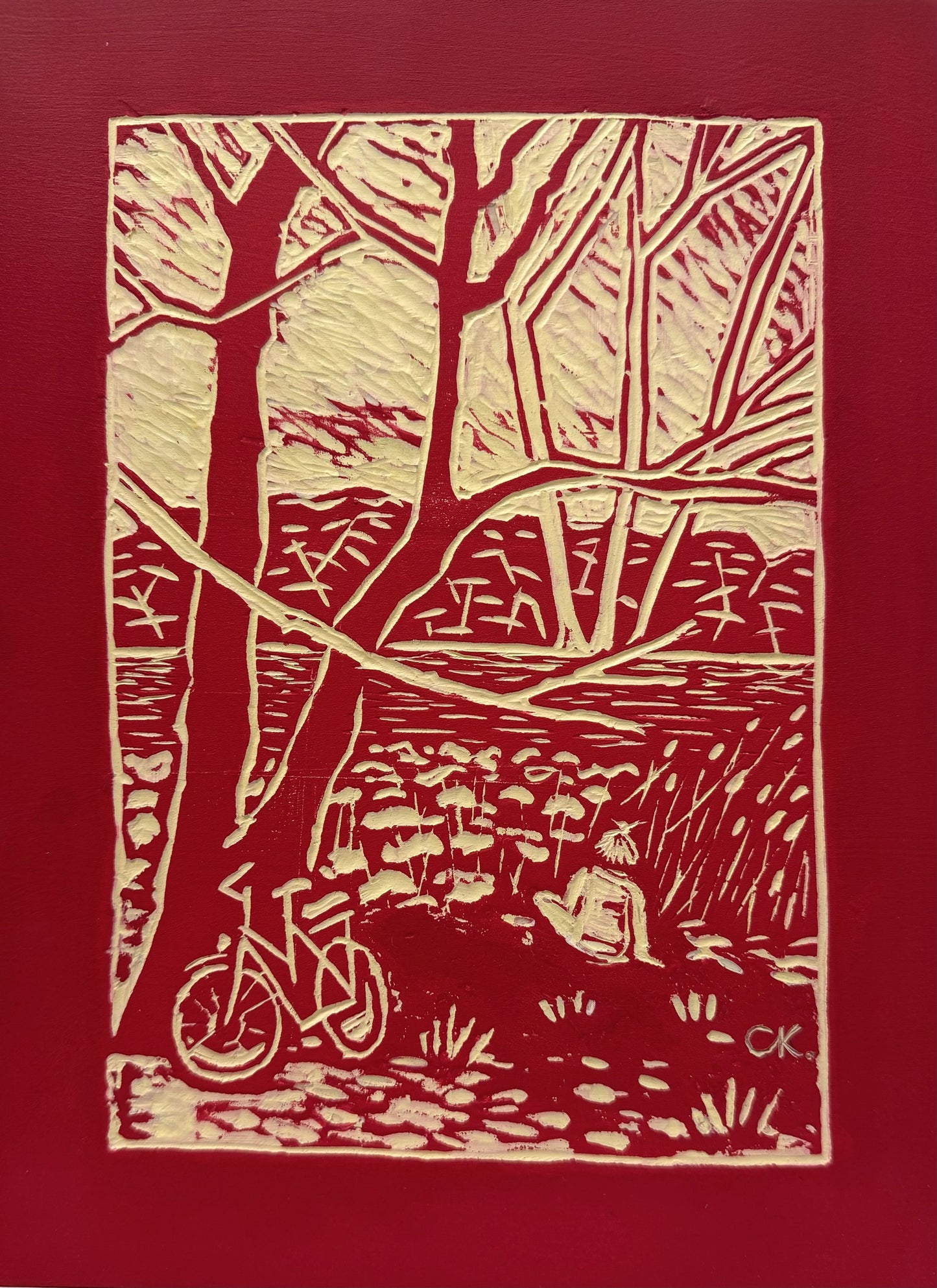Original Holzschnitt, Einzelstück von Corina Kroh, Titel „Im Neuen Garten 1“ – rote Holzplatte mit Schnitt, Relief, Bäume, Landschaft, Fahrrad, Person, erhältlich bei What The Artist Made