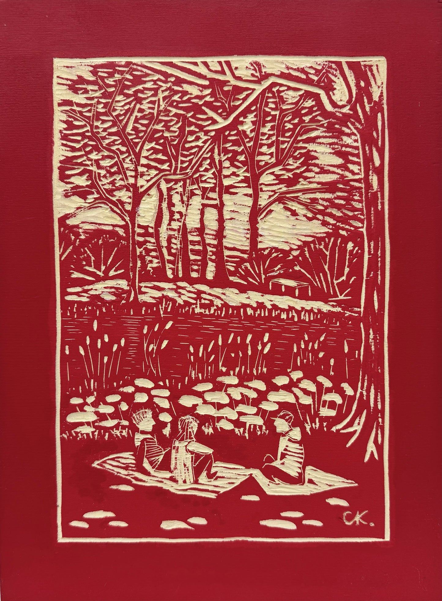 Original Holzschnitt, Einzelstück von Corina Kroh, Titel „Im Neuen Garten 3“ – rote Holzplatte mit Schnitt, Relief, Bäume, Landschaft, drei Menschen sitzend, erhältlich bei What The Artist Made