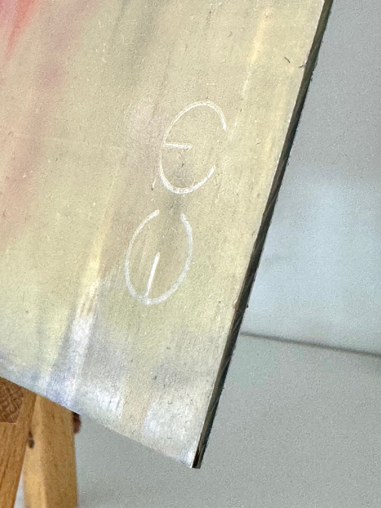 Detailaufnahme der Signatur von Eduard Warkentin, E W und des Dibond Panels
