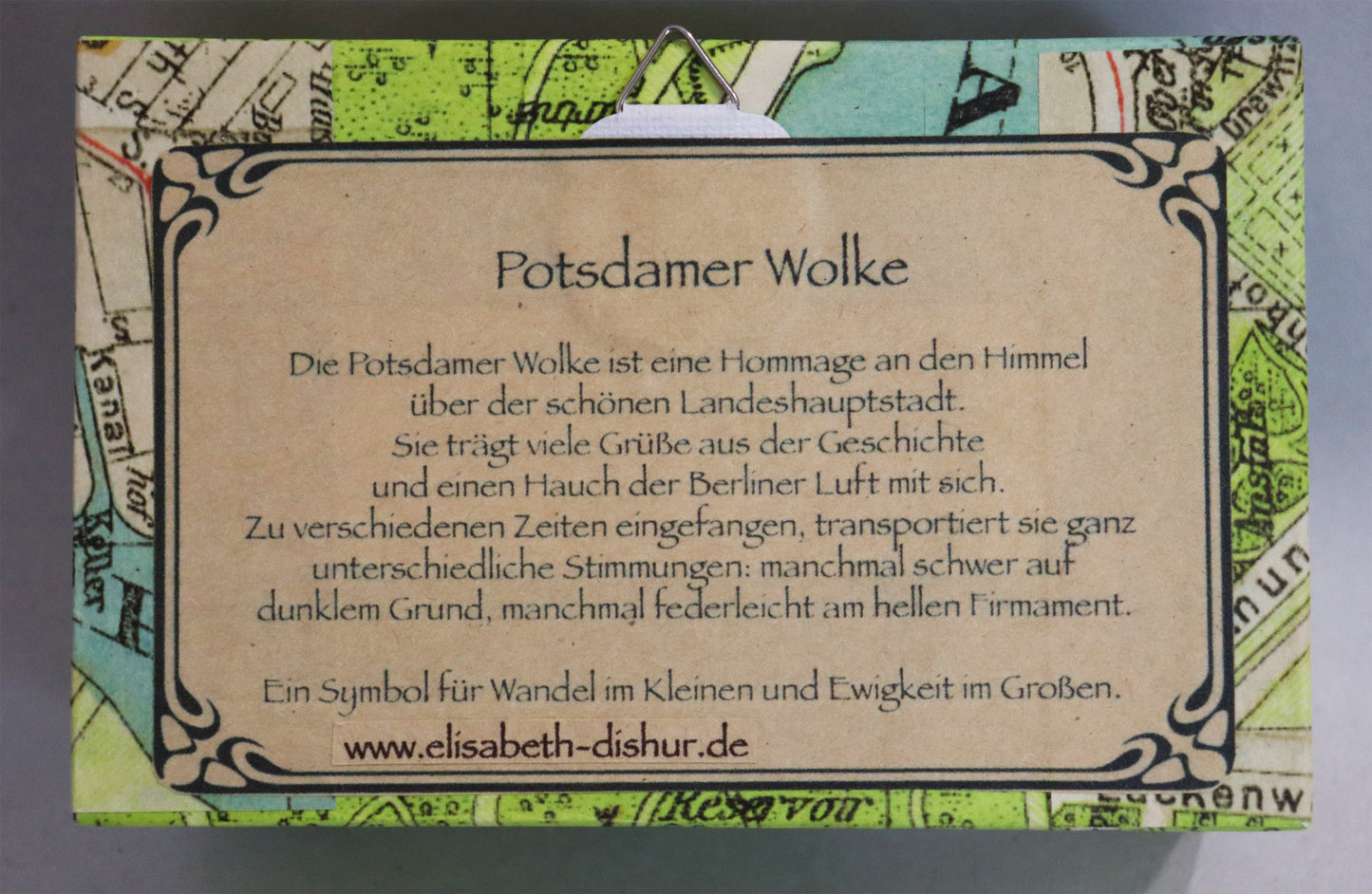 Original Objekt - Assemblage von Elisabeth Dishur, Titel „Potsdamer Wolke" – Objektkiste. Rückansicht, Beschreibung: Potsdamer Wolke, Hommage an den Himmel über der schönsten Landeshauptstadt (Auszug) Papiercollage mit Stadtkarte von Potsdam umfassend auf der Kiste. Aufhänger. Objektcollage, erhältlich bei Galerie Waldbach - What The Artist Made