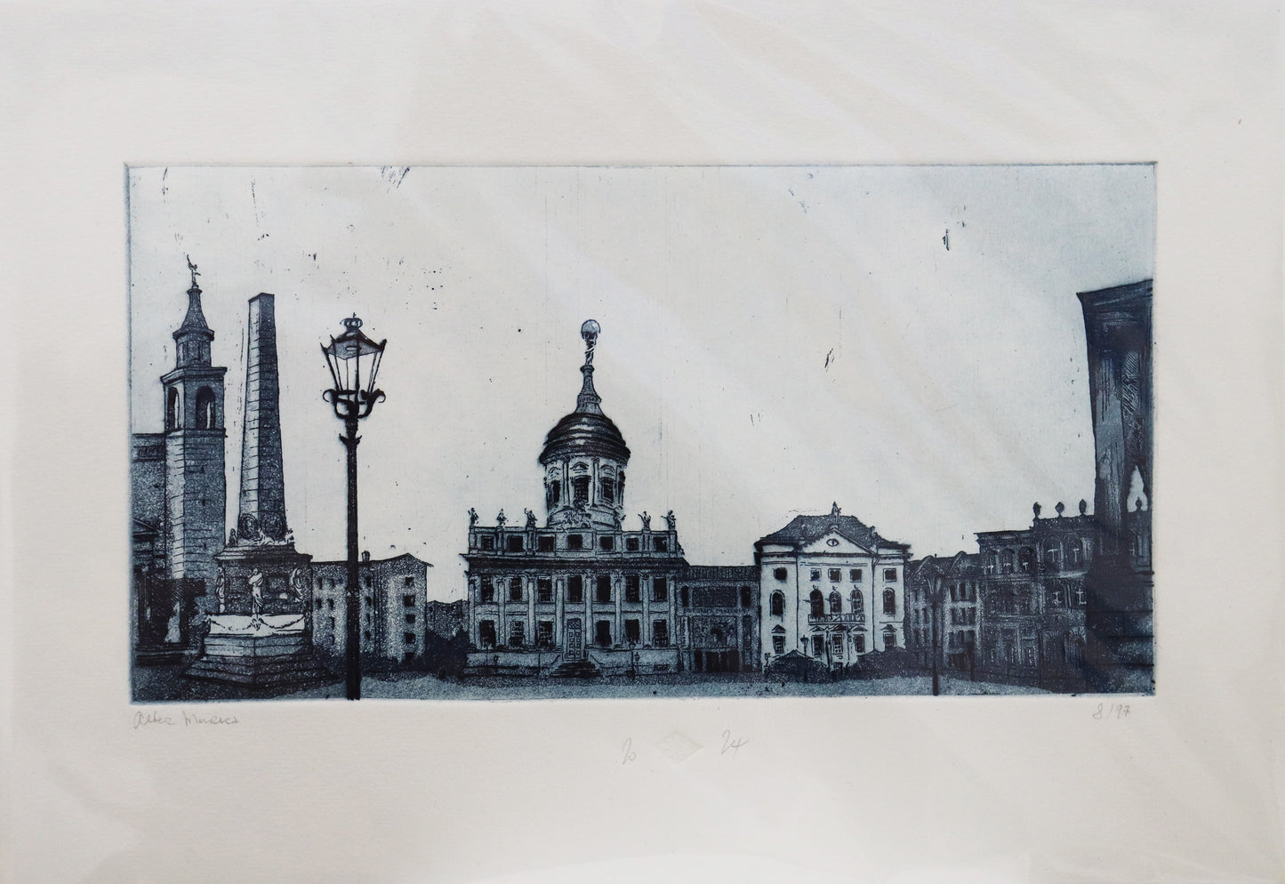 Original Radierung von Frank Lindenberg, Darstellung des Alten Marktes in Potsdam, Blick auf Altes Rathaus/Potsdam Museum, Museum Barberini, Obelisk, im Vordergrund Teil der Nikolaikircheund Straßenlaterne, Radierung auf Karton, Farbe blau-schwarz erhältlich bei Galerie Waldbach - What The Artist Made