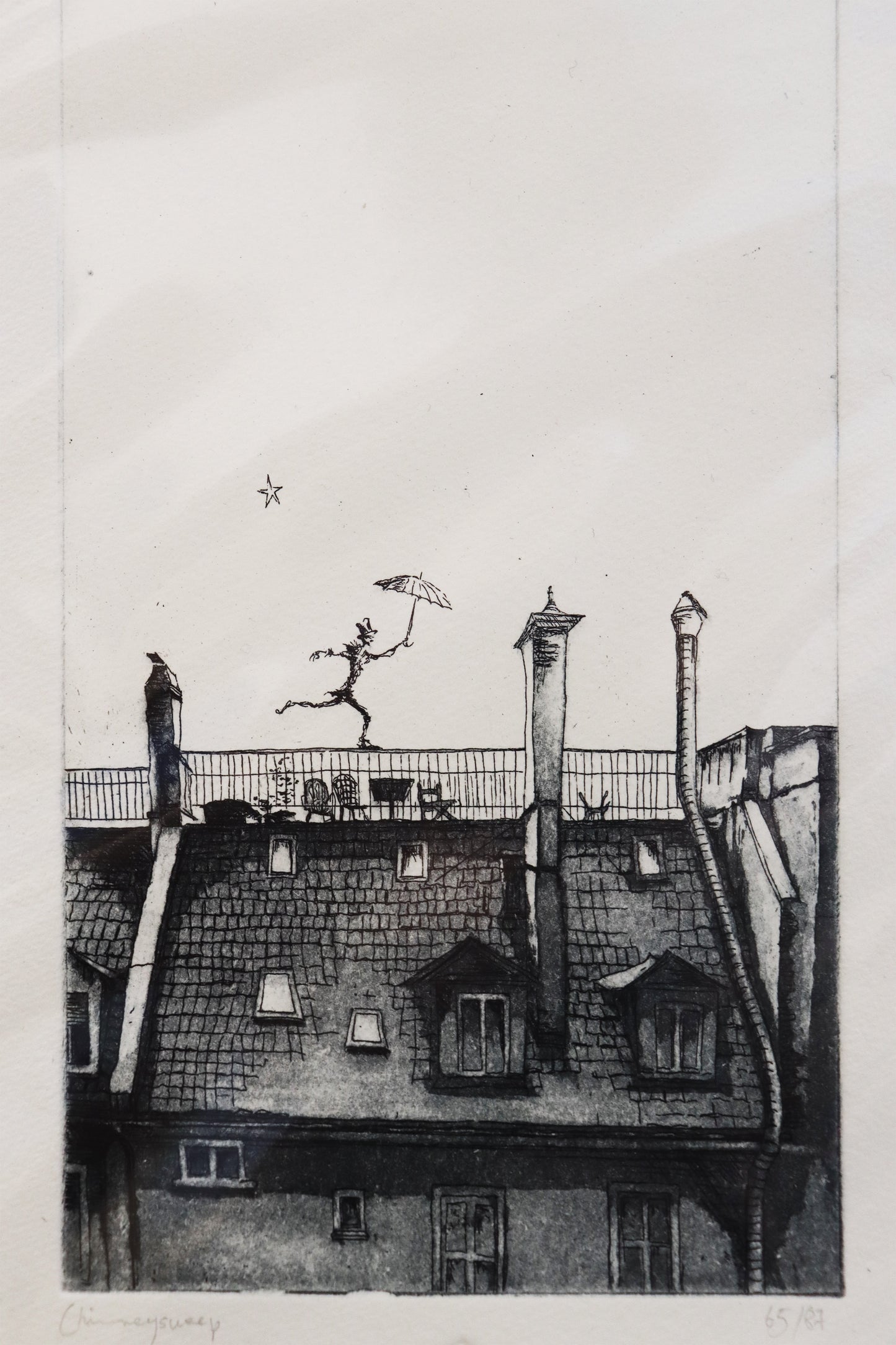 Original Radierung von Frank Lindenberg, Darstellung eines Schornsteinfegers, der mit einem (Sonnen)Schirm über ein Dach balanciert, darüber eine große Leerfläche des Himmels, Radierung auf Karton, Detailansicht, erhältlich bei Galerie Waldbach - What The Artist Made