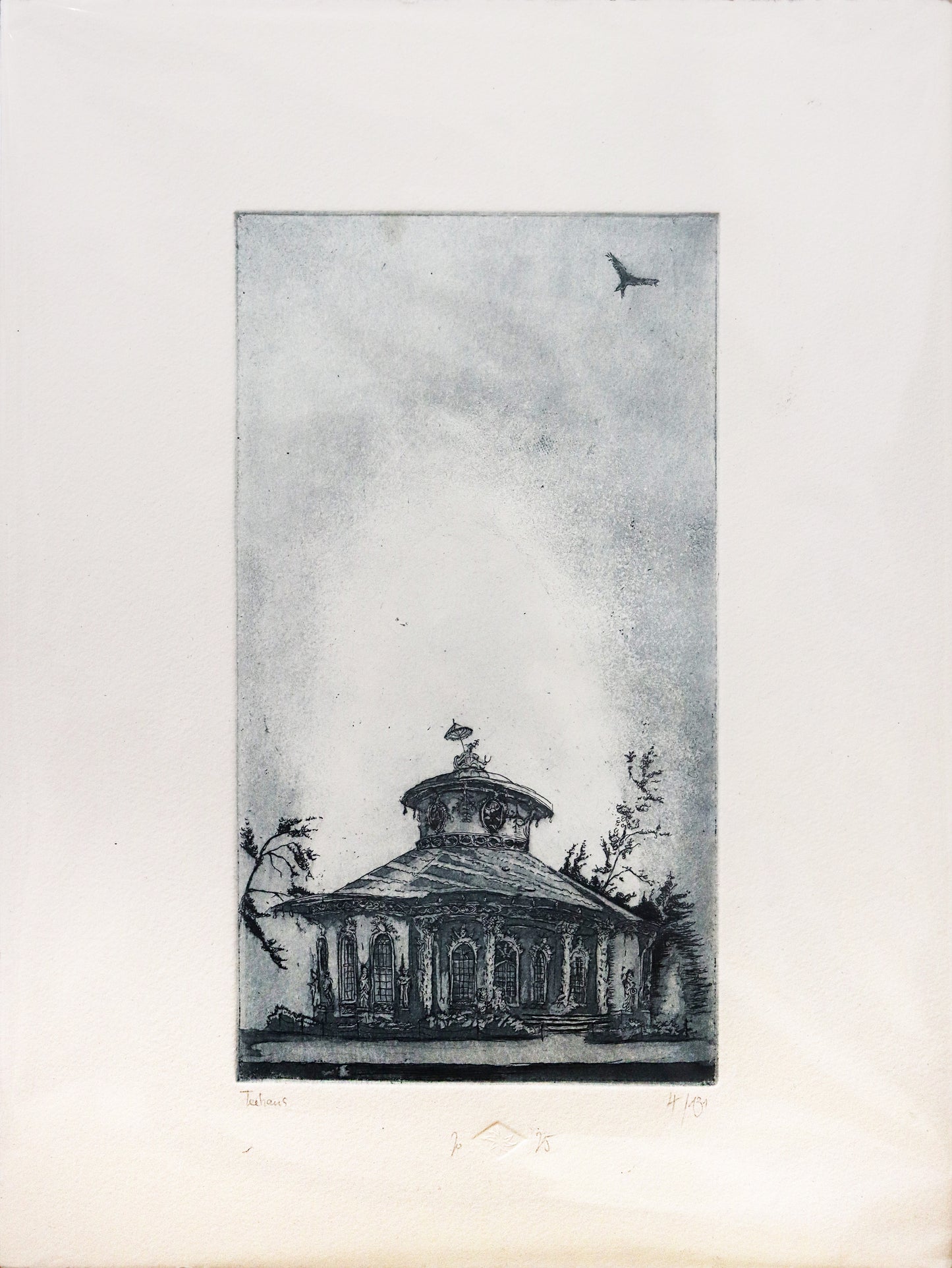 Original Radierung von Frank Lindenberg, Ansicht des Teehauses im Park Sanssouci in Potdsdam. Teehaus im unteren Drittel der Radierung, darüber ein fast leerer Himmel mit Vogel oben rechts in der Ecke. Radierung auf Karton in schwarzblau, erhältlich bei Galerie Waldbach - What The Artist Made