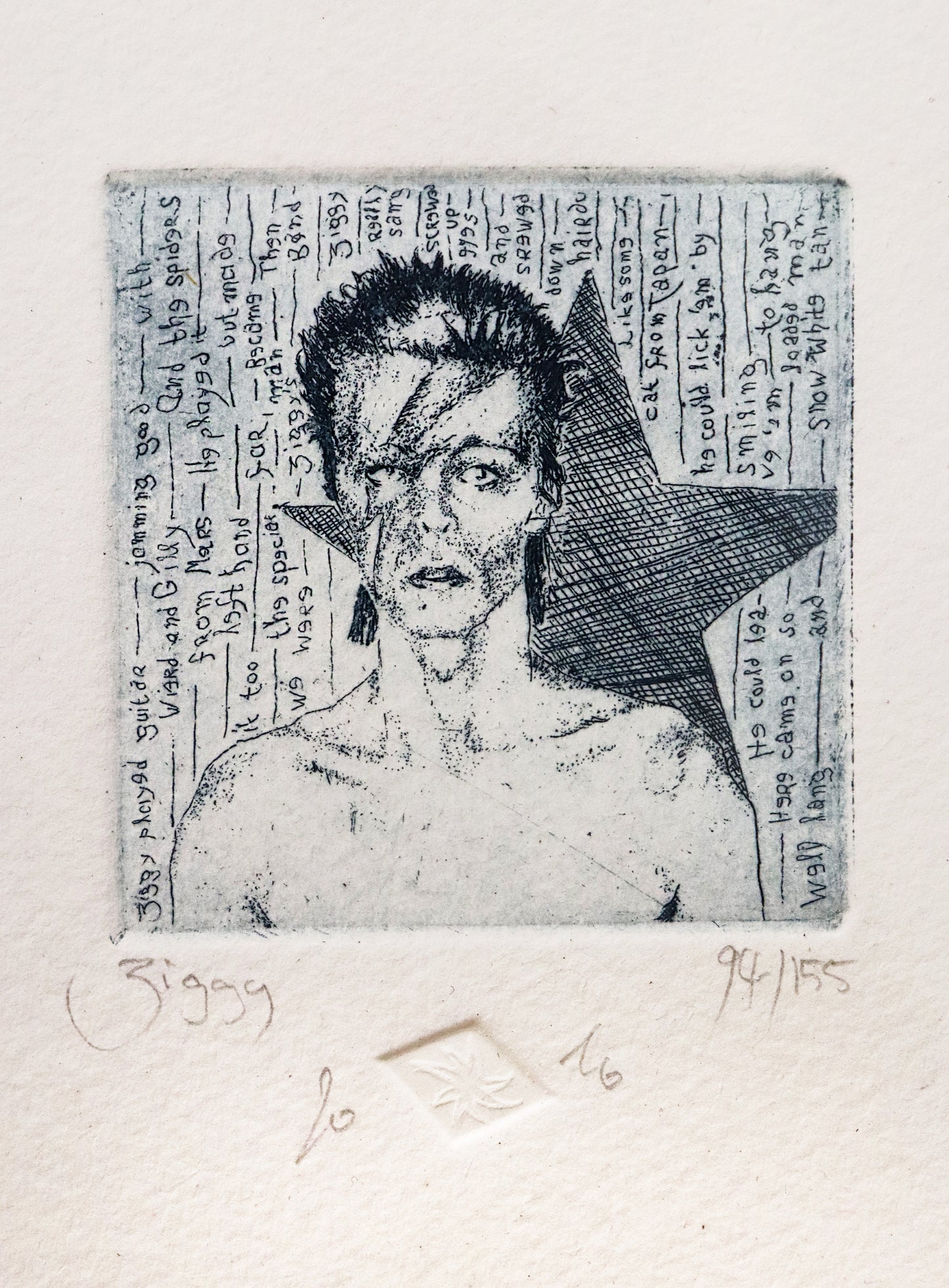 Original Radierung von Frank Lindenberg, Porträt von David Bowie als Ziggy Stardust, Detailansicht mit Titel, Signatur, Auflagennummer. Radierung auf Karton in schwarzblau, erhältlich bei Galerie Waldbach - What The Artist Made