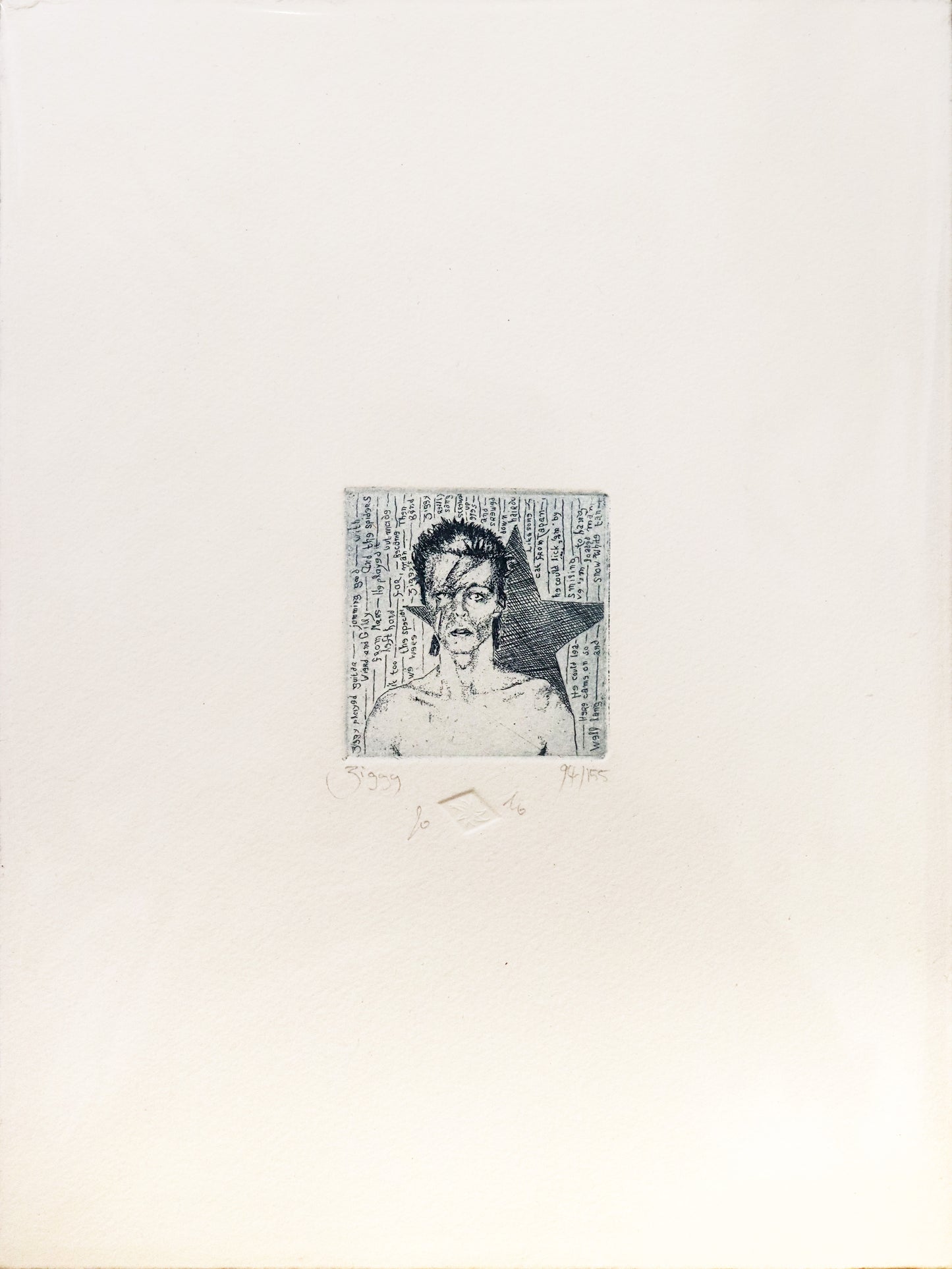 Original Radierung von Frank Lindenberg, Porträt von David Bowie als Ziggy Stardust, mit blitzförmigem Makeup, hinter ihm eine Sternenform angedeutet. Im Quadrat der Radierung um Bowie herum die Liedtitel des Albums. Radierung auf Karton in schwarzblau, erhältlich bei Galerie Waldbach - What The Artist Made