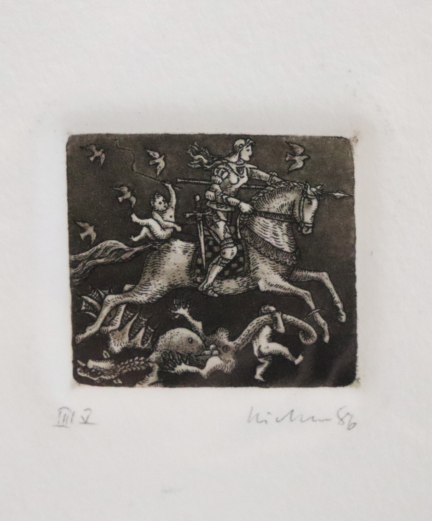 Radierung, signiert von Gernot Richter – Radierung auf Büttenpapier mit Büttenrand, Darstellung eines Ritters auf Pferd mit Lanze, über eine besiegte Kreatur reitend (vermutlich Drache). Umgeben von zwei Kindern und Vögeln- Detailansicht. Unterhalb der Radierung die Signatur. Erhältlich bei Galerie Waldbach - What The Artist Made