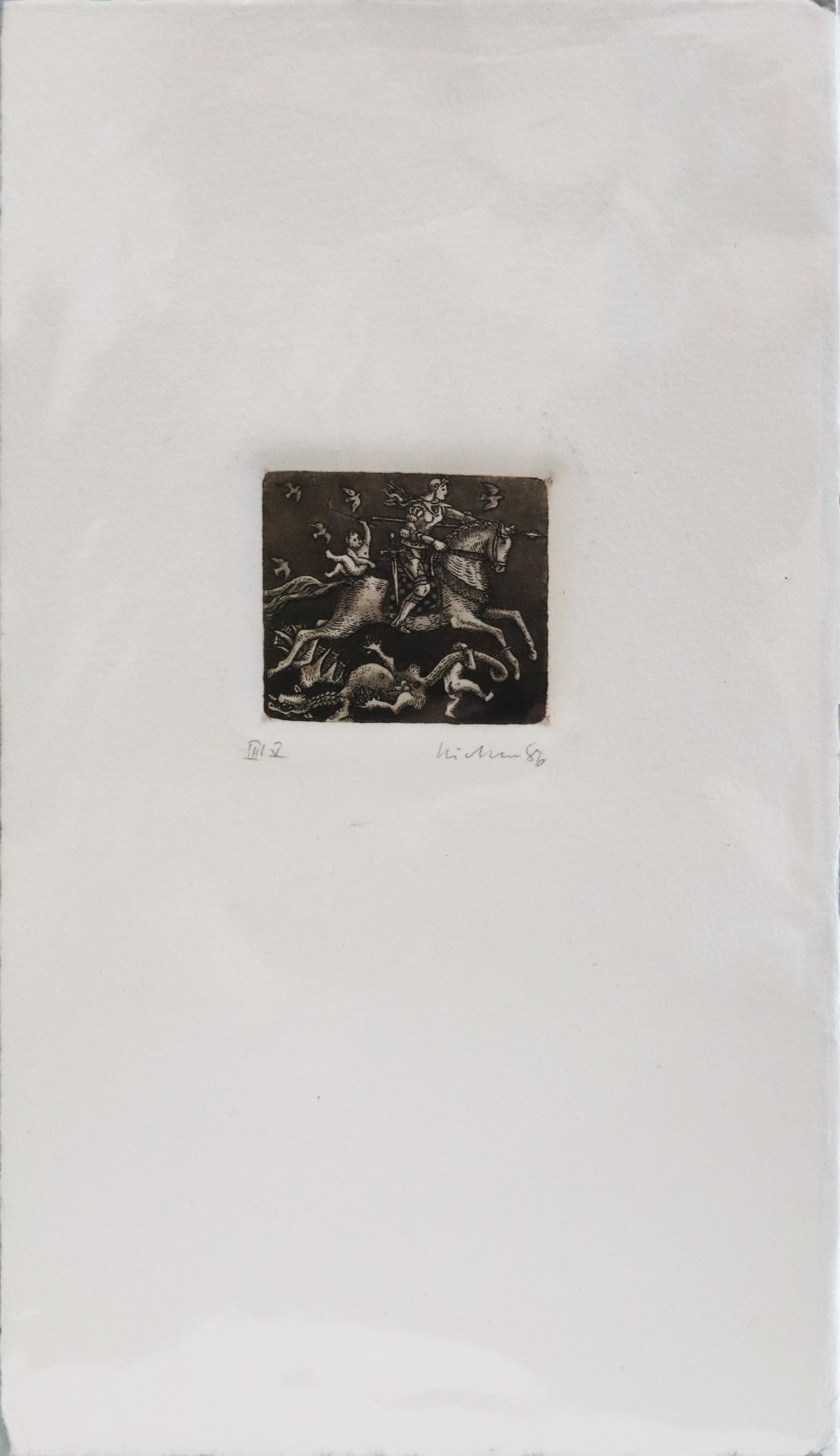 Radierung, signiert von Gernot Richter – Radierung auf Büttenpapier mit Büttenrand, Darstellung eines Ritters auf Pferd mit Lanze, über eine besiegte Kreatur reitend (vermutlich Drache). Umgeben von zwei Kindern und Vögeln. Unterhalb der Radierung Signatur, Titel und "Orig. Rad.". Erhältlich bei Galerie Waldbach - What The Artist Made