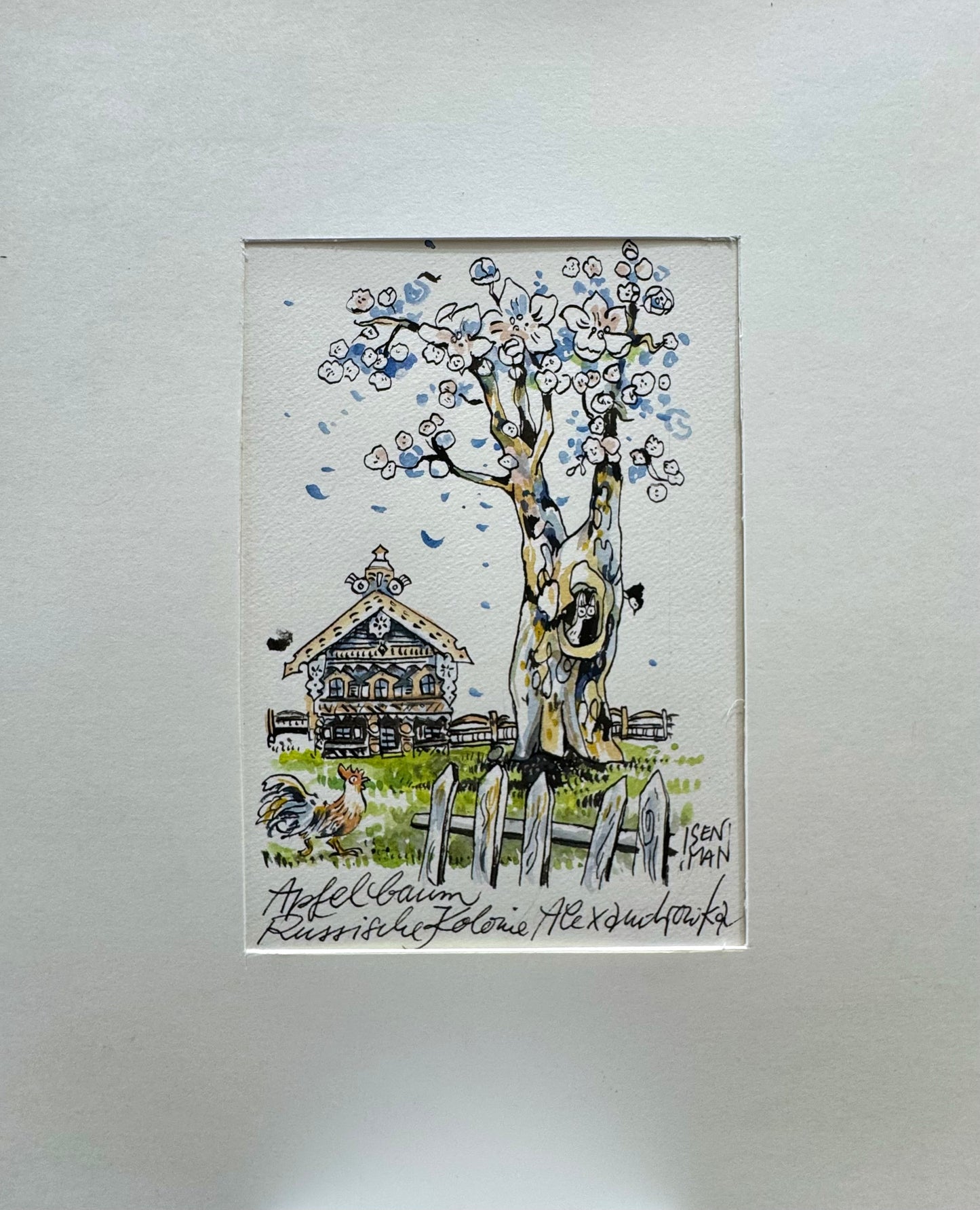 Original Aquarell Malerei - Gemälde Illustration von Heike Isenman, Titel „Apfelbaum. Russische Kolonie Alexandrowka“ – Gartenlandschaft der Kolonie Alexandrowka mit weißem Zaun im Vordergrund. Dahinter im Garten ein Hahn, alter blühender Apfelbaum und altes Haus in russisch anmutender Bauweise. Potsdam Parklandschaft, Architektur. Titel des Bildes unten am Bildrand mit Kalligrafie integriert- Aquarell auf Papier mit Passepartout, erhältlich bei What The Artist Made