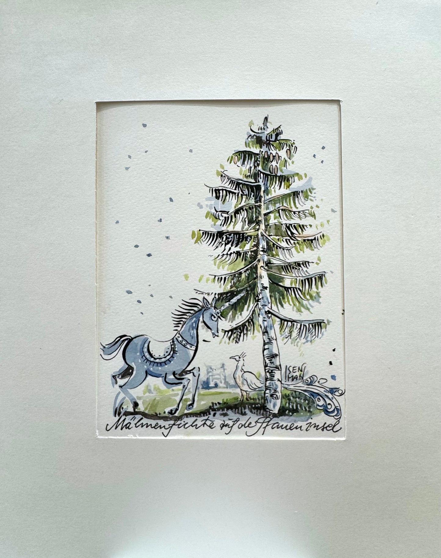 Original Aquarell Malerei - Gemälde Illustration von Heike Isenman, Titel „Mähnenfichte auf der Pfaueninsel“. Grau-blaues Pferd/Einhorn und weißer Pfau unter einem Nadelbaum stehend. Im Hintergrund Architektur der Pfaueninsel, Schloss. Potsdam Parklandschaft, Architektur. Titel des Bildes unten am Bildrand mit Kalligrafie integriert - Aquarell auf Papier mit Passepartout, erhältlich bei What The Artist made
