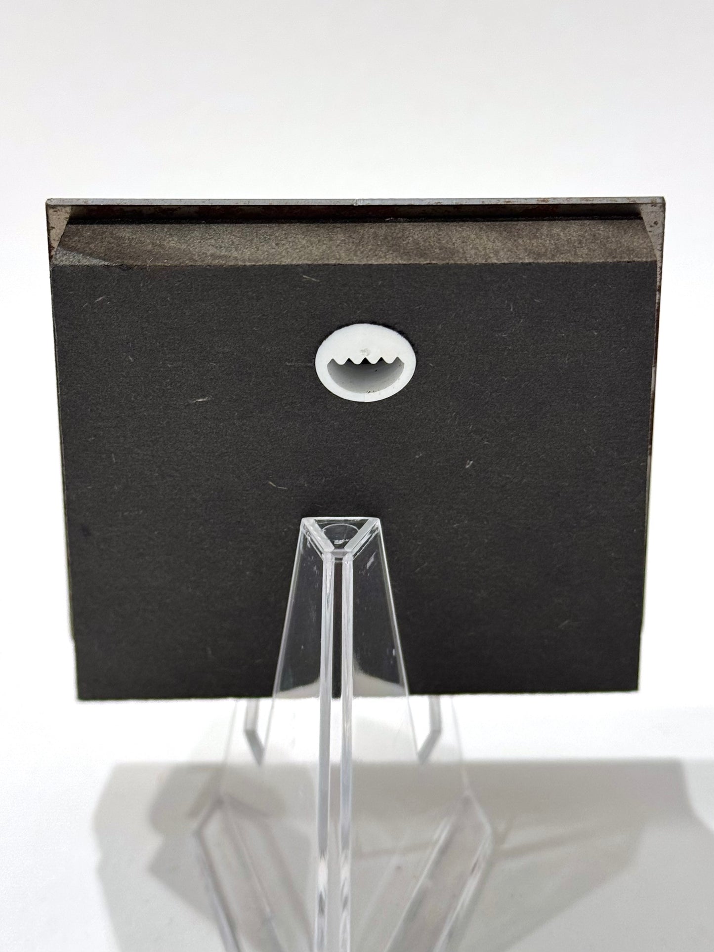 Original Objekt - Assemblage von Katrin Schramm, Metallwinkel mit Figuren, Rückansicht mit Befestigung für Aufhängung. Objektcollage, erhältlich bei What The Artist Made