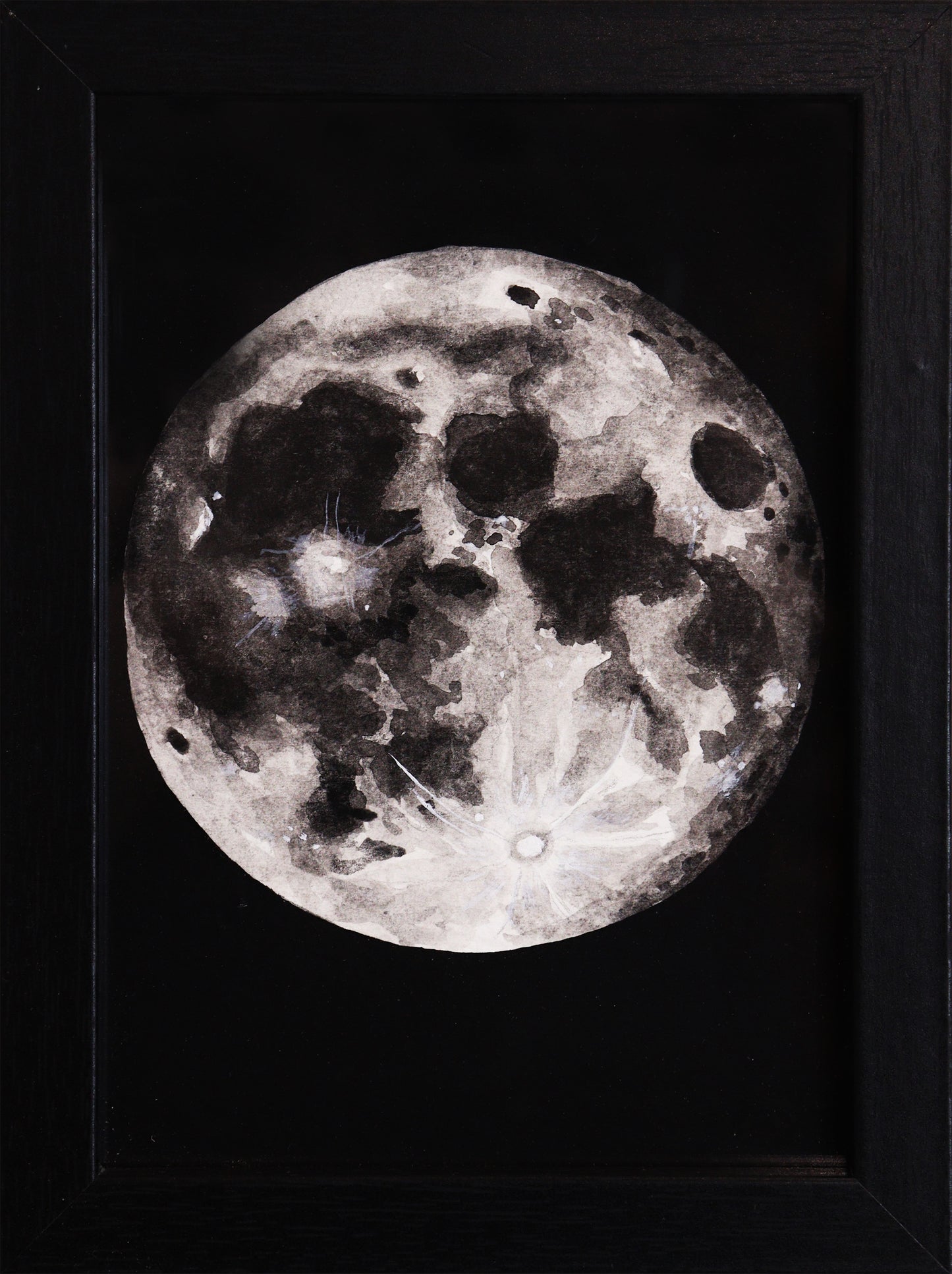 Original Aquarell-Malerei, Gemälde von Lisa Steinbrück, Titel „Luna“ – Darstellung des Mondes der Erde in Aquarell-Stil, schwarz-weiß und Grautöne auf schwarzem Grund, Aquarell auf Papier, gerahmt, schwarzer Rahmen, erhältlich bei Galerie Waldbach - What The Artist Made