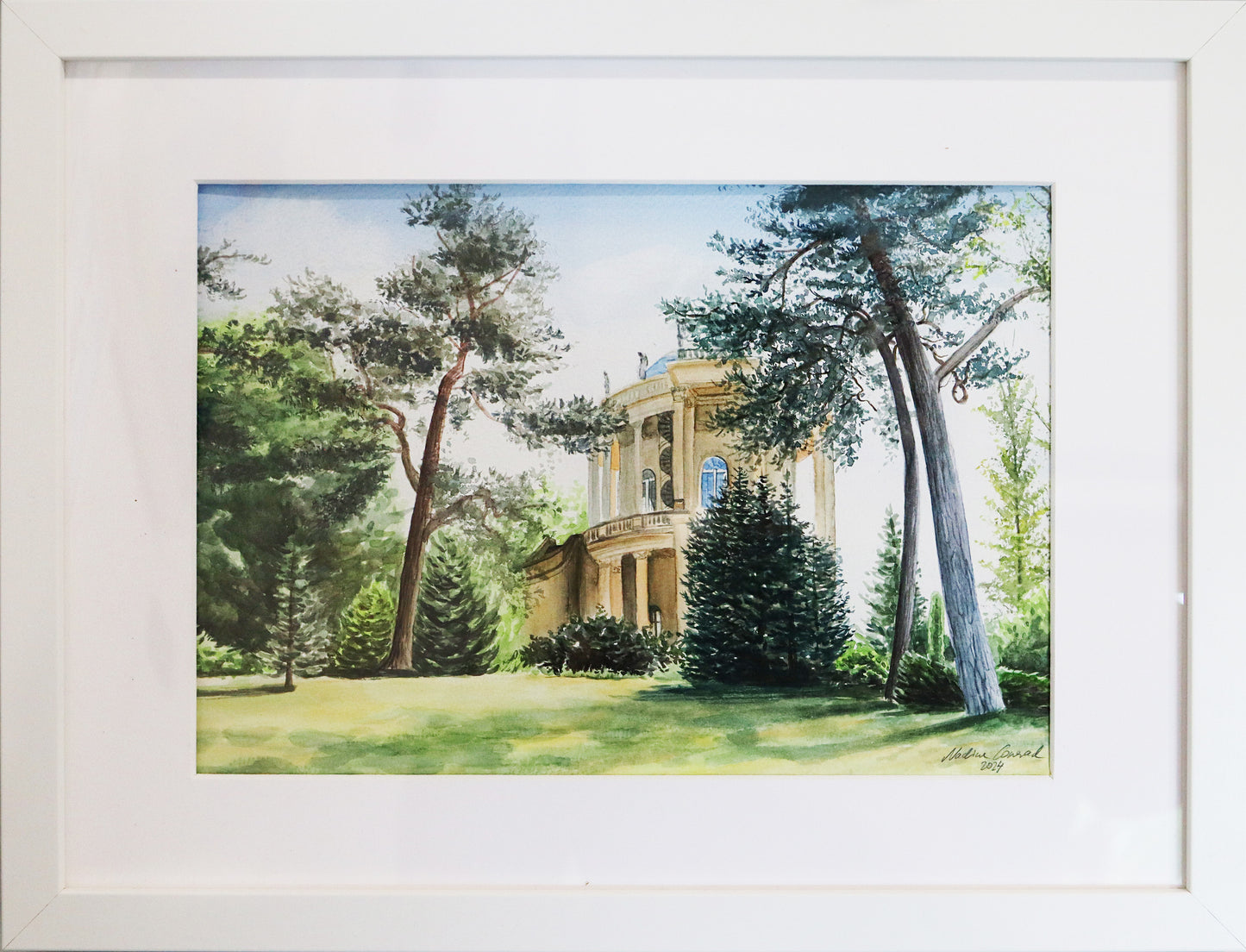 Original Aquarell-Malerei, Gemälde von Nadine Conrad, Titel „Belvedere Klausberg“ – Sicht auf das Belvedere auf dem Klausberg, historische Potsdamer Architektur, Nadelbäume im Mittelgrund, Sonnenlicht auf Wiese im Vordergrund, Aquarell auf Papier, gerahmt, erhältlich bei Galerie Waldbach - What The Artist Made