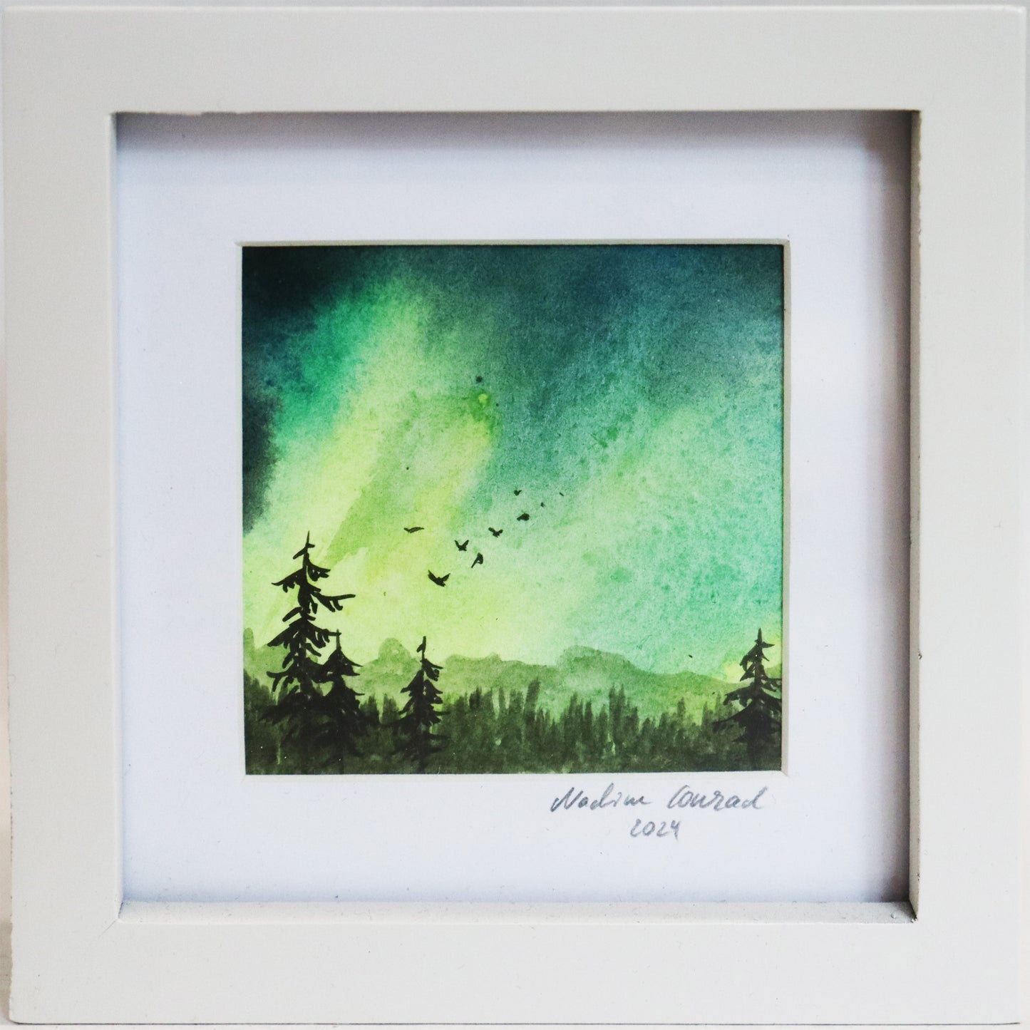 Original Aquarell-Malerei, Gemälde von Nadine Conrad, Titel „Landschaften“ – Landschaft mit Wetterleuchten/Polarlichtern in grün, Tannenwald und Vogelschwarm, Aquarell auf Papier, erhältlich bei Galerie Waldbach - What The Artist Made