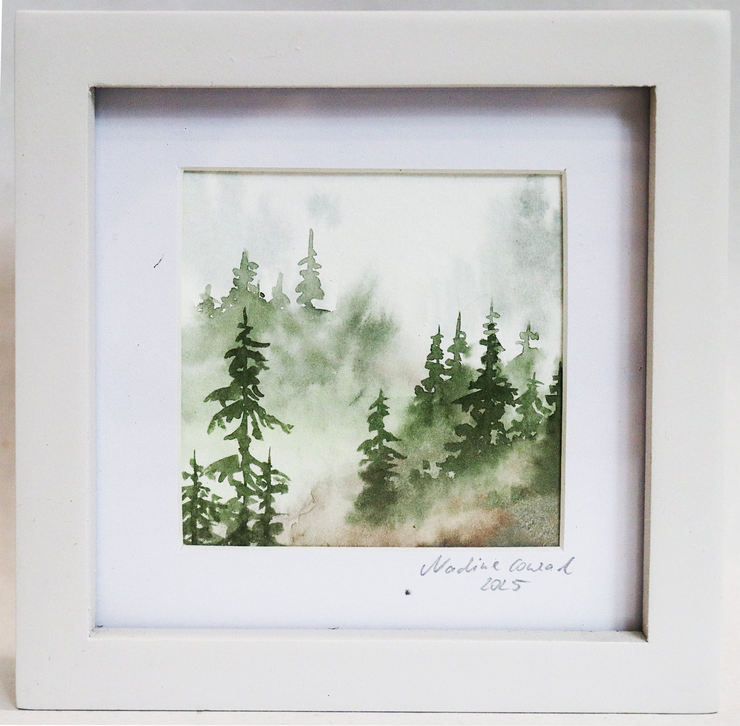 Original Aquarell-Malerei, Gemälde von Nadine Conrad, Titel „Landschaften“ – Tannenwald mit Nebel, reduzierte Darstellung aus festen Formen und aufgelösten Farbflächen, in natürlichem gedeckten Grün, Aquarell auf Papier, erhältlich bei Galerie Waldbach - What The Artist Made