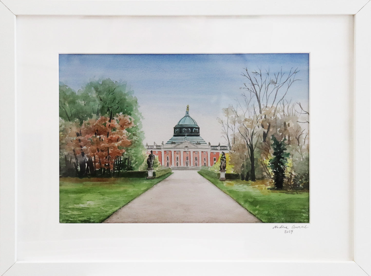 Original Aquarell-Malerei, Gemälde von Nadine Conrad, Titel „Neues Palais“ – Sicht auf das Neue Palais im Park Sanssouci, historische Potsdamer Architektur, ein Weg läuft geradlinig auf das Palais zu. Links und Rechts des Weges sind Zierhecken und Bäume. Im Hintergrund Blau des Himmels, im Vordergrund die grüne Wiese. Aquarell auf Papier, gerahmt und mit Passepartout, erhältlich bei Galerie Waldbach - What The Artist Made