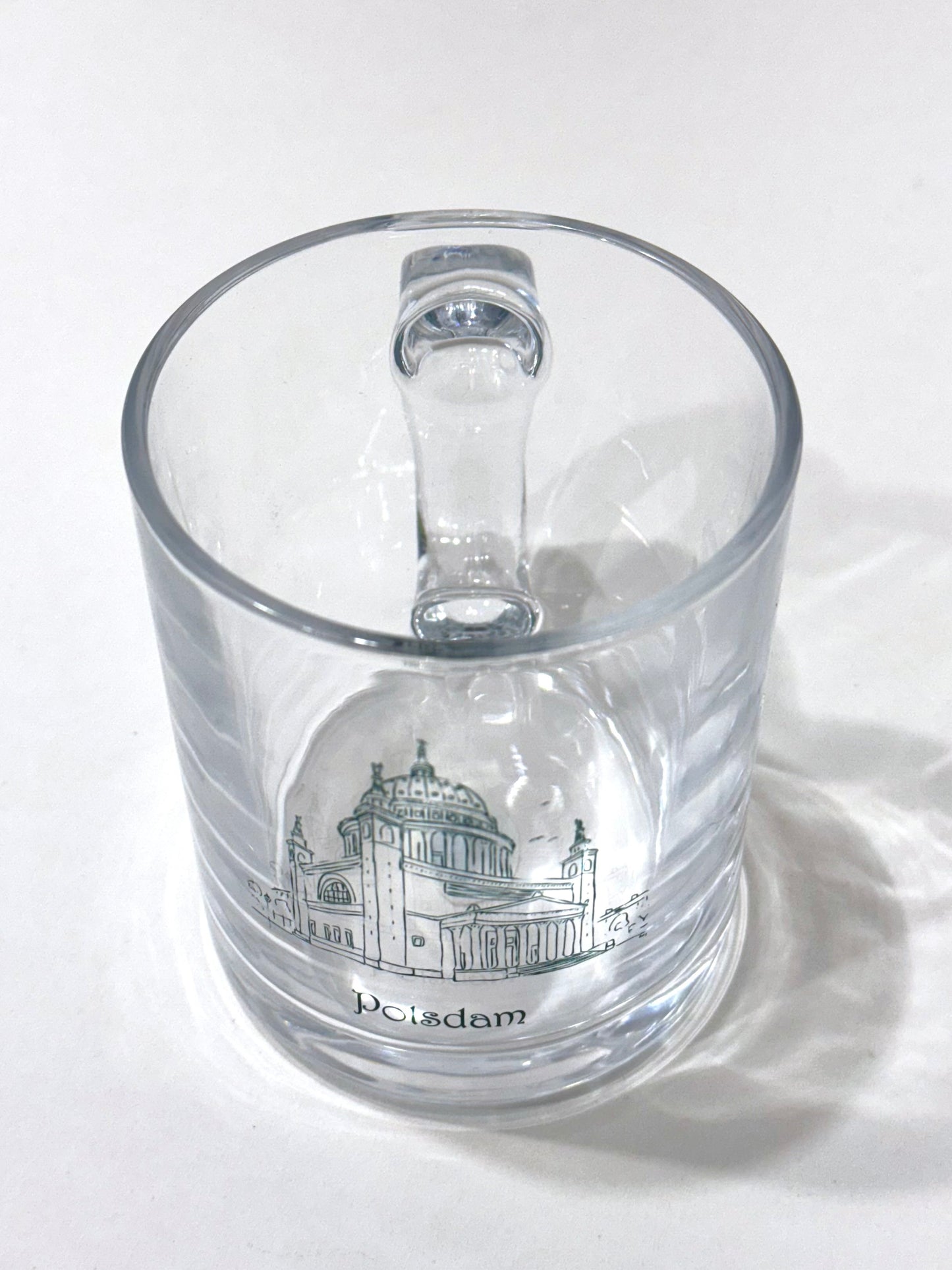 Fototasse aus Glas, bedruckt in brillanter Fotoqualität, illustrative Darstellung der Kirche St. Nikolai, darunter Beschriftung "Potsdam", historische Architektur - erhältlich bei What The Artist Made