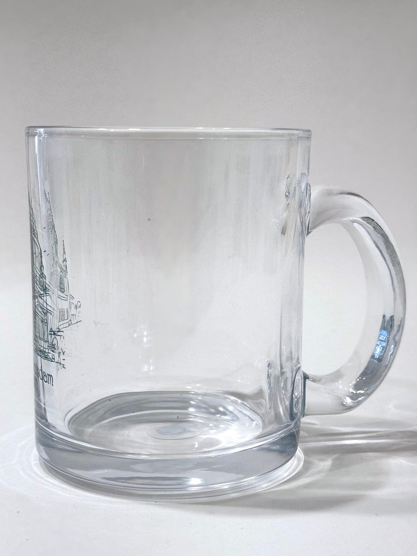 Fototasse aus Glas, bedruckt in brillanter Fotoqualität, illustrative Darstellung der Kirche St. Nikolai, darunter Beschriftung "Potsdam", historische Architektur - erhältlich bei What The Artist Made