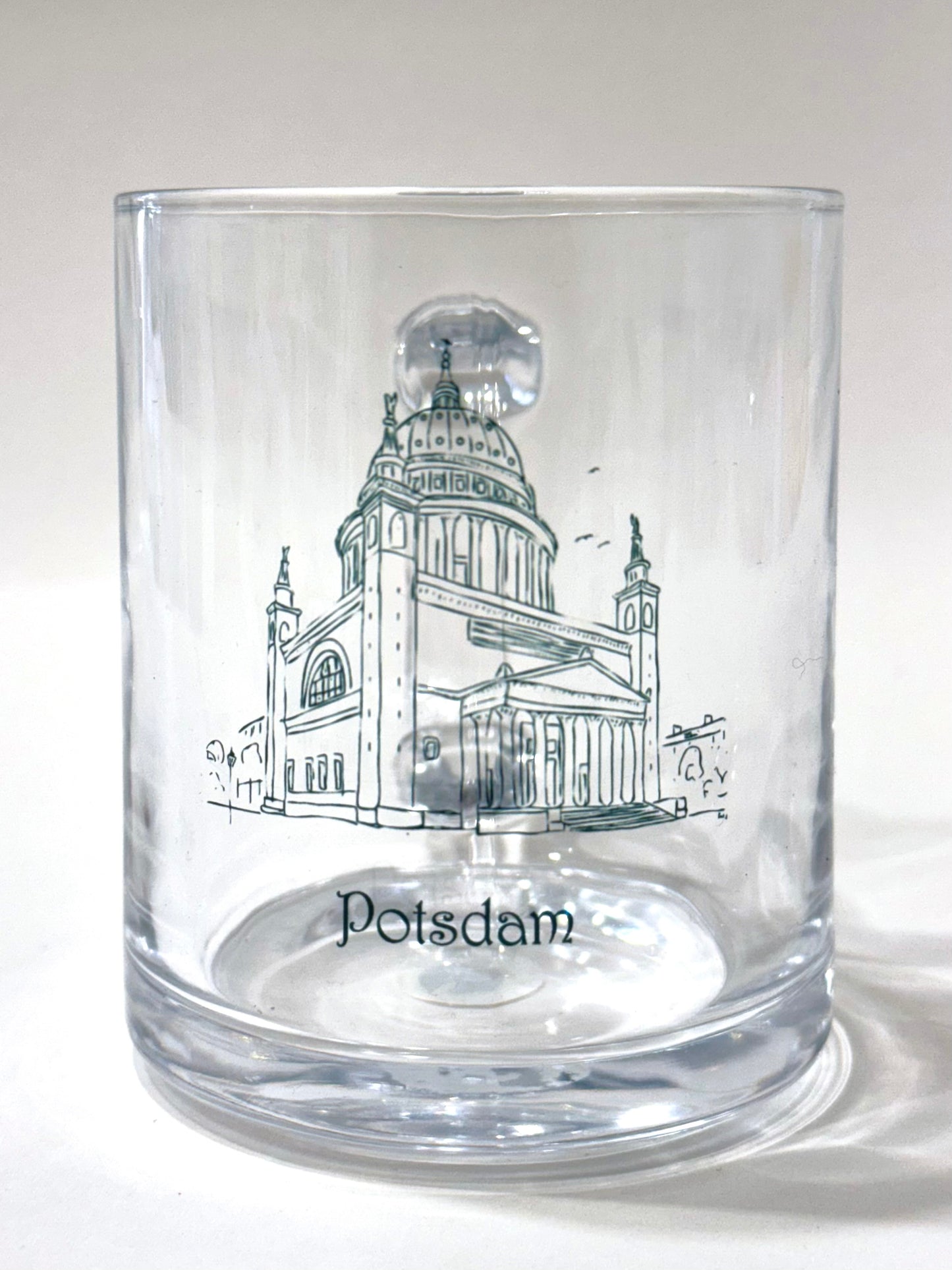 Fototasse aus Glas, bedruckt in brillanter Fotoqualität, illustrative Darstellung der Kirche St. Nikolai, darunter Beschriftung "Potsdam", historische Architektur - erhältlich bei What The Artist Made