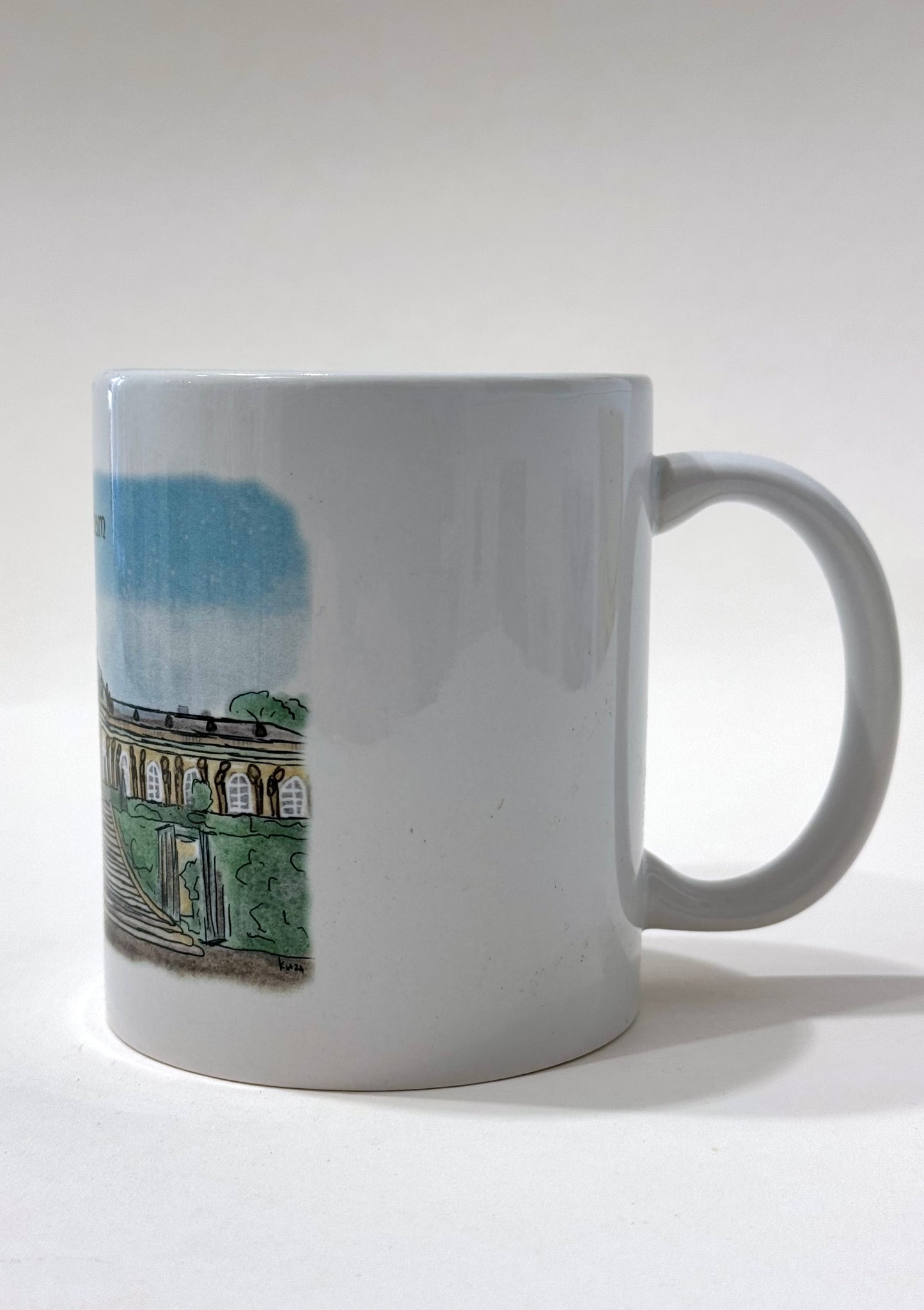 Fototasse weiß, bedruckt in brillanter Fotoqualität, illustrative Darstellung von Schloss Sanssouci, darüber Beschriftung "Potsdam" Parklandschaft und historische Architektur - erhältlich bei What The Artist Made