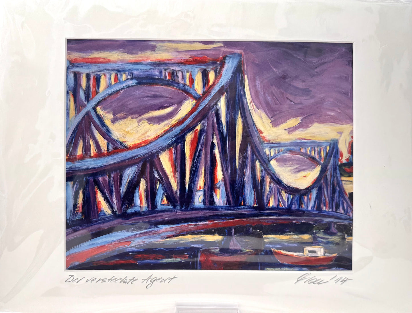 Druck, handsigniert von Ute Manoloudakis, Titel „Der versteckte Agent“ – impressionistischer Blick auf die Glienicker Brücke, Boot unter der Brücke, Abendstimmung. Potsdam, historische Architektur. Im Passepartout - erhältlich bei What The Artist Made